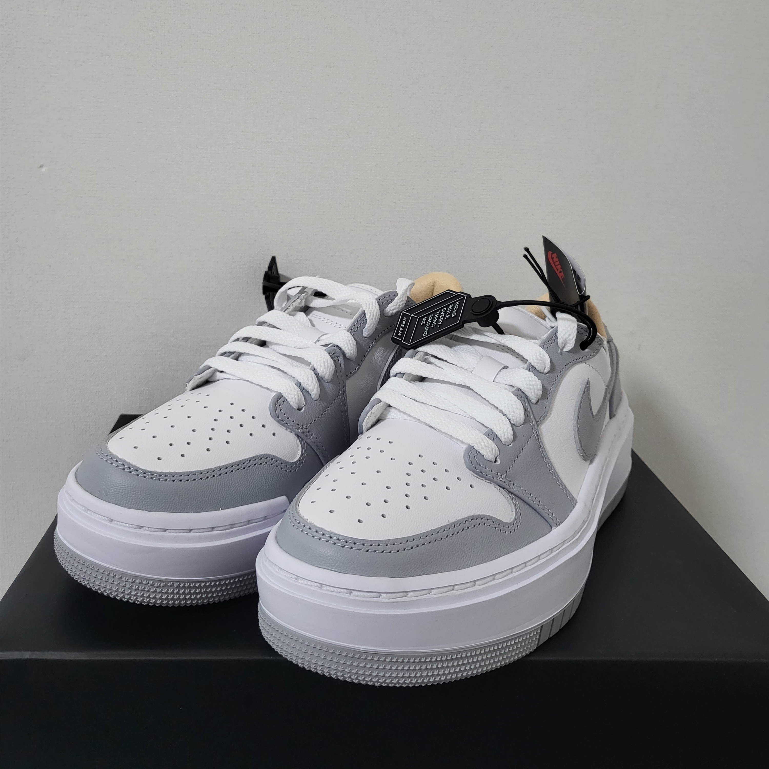 (W) Jordan 1 Elevate Low White and Wolf Grey 착용 스타일 - 2