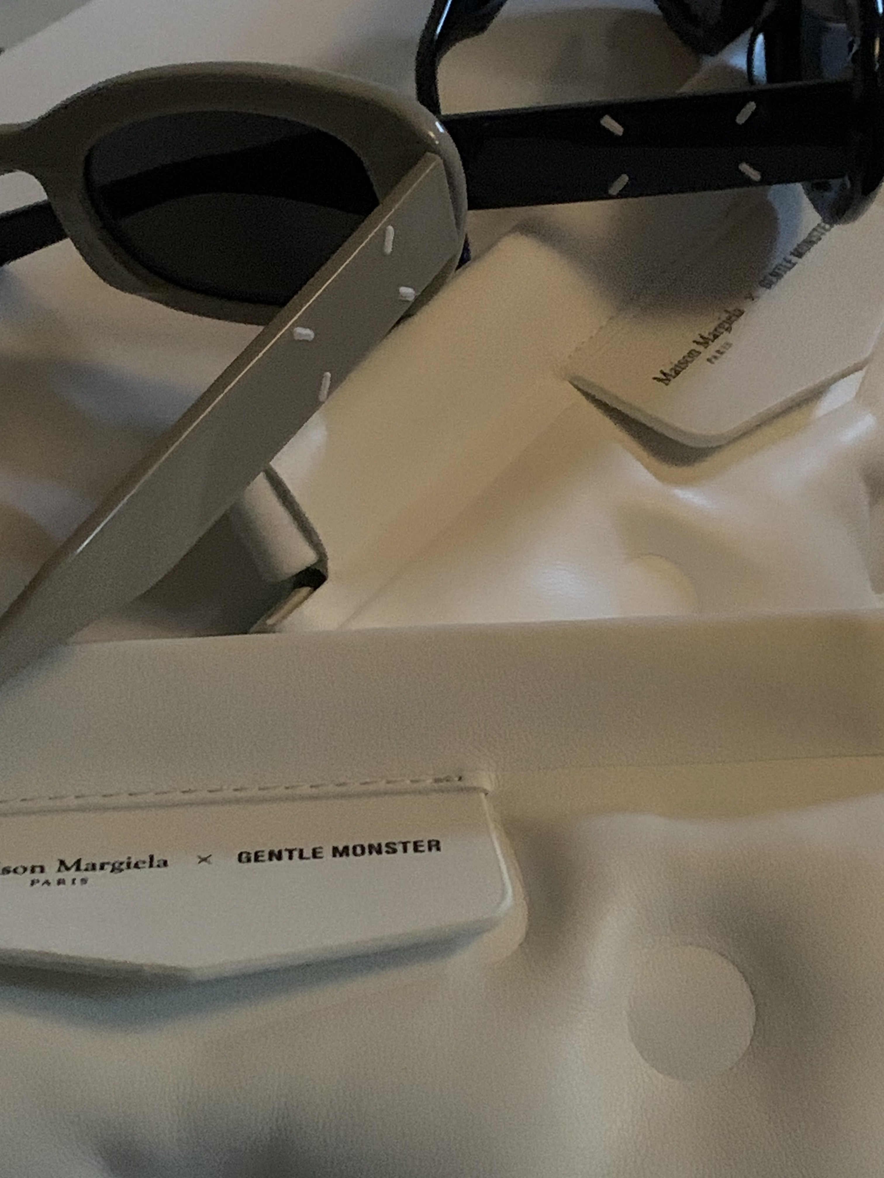 Gentle Monster x Maison Margiela MM004 Black Black, Gentle Monster x Maison Margiela MM004 Grey Black 착용 스타일