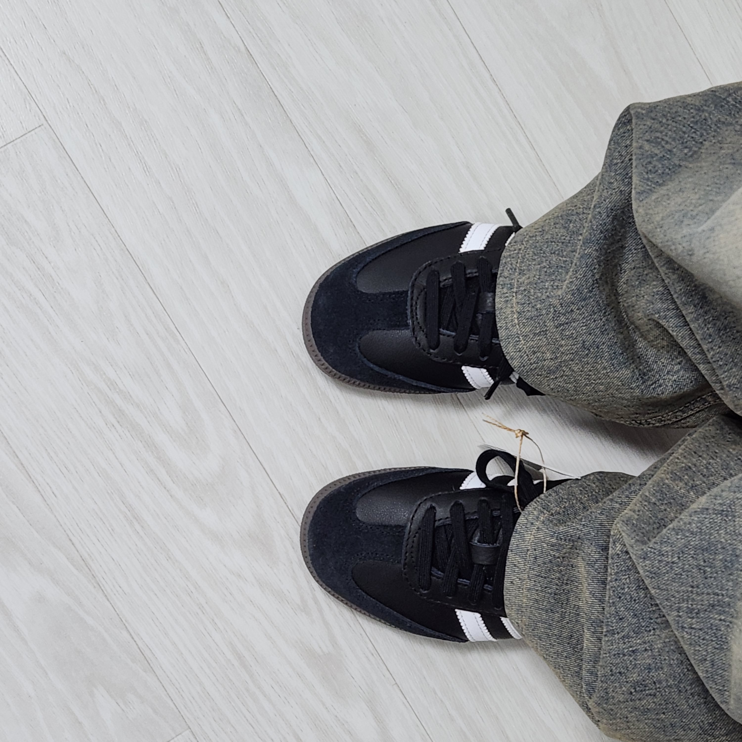 Adidas Samba OG Black White Gum 착용 스타일