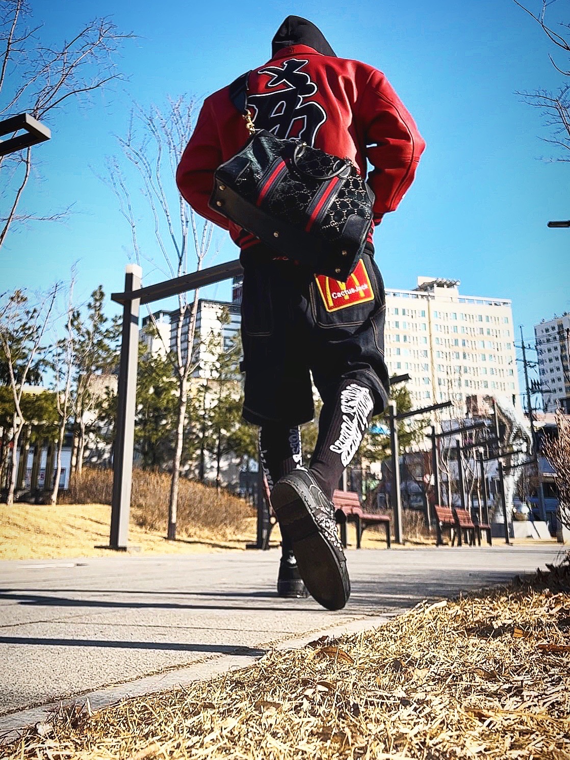 Supreme x New York Yankees Kanji Hooded Sweatshirt Black - 22FW, Supreme Small Box T-Shirt Red Bandana - 21SS 착용 스타일 - 1