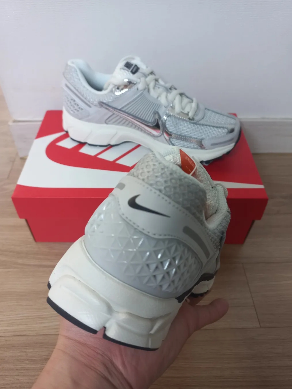 (W) Nike Zoom Vomero 5 Photon Dust and Metallic Silver 착용 스타일 - 2