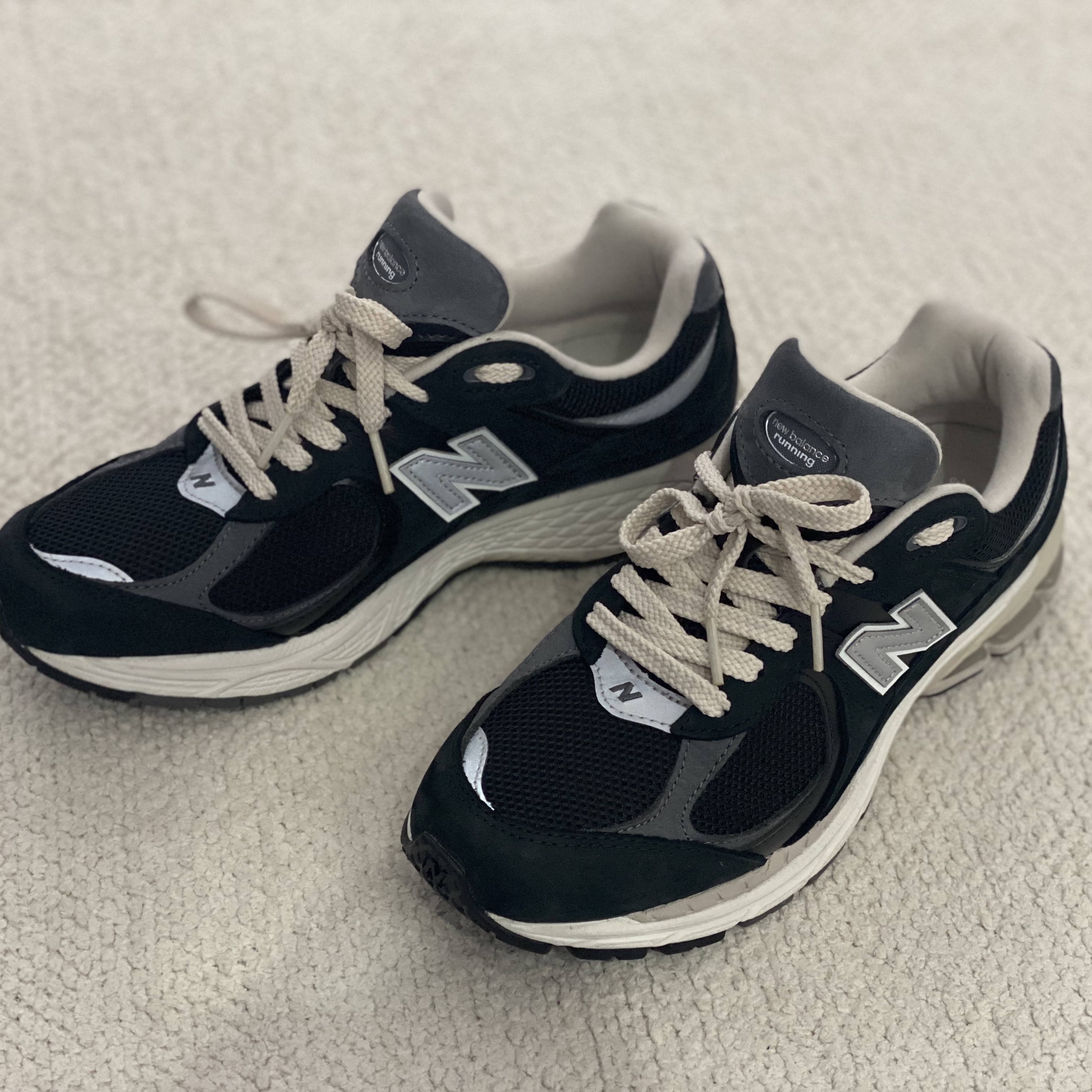 New Balance 2002R Premium Vintage Black 착용 스타일 - 3