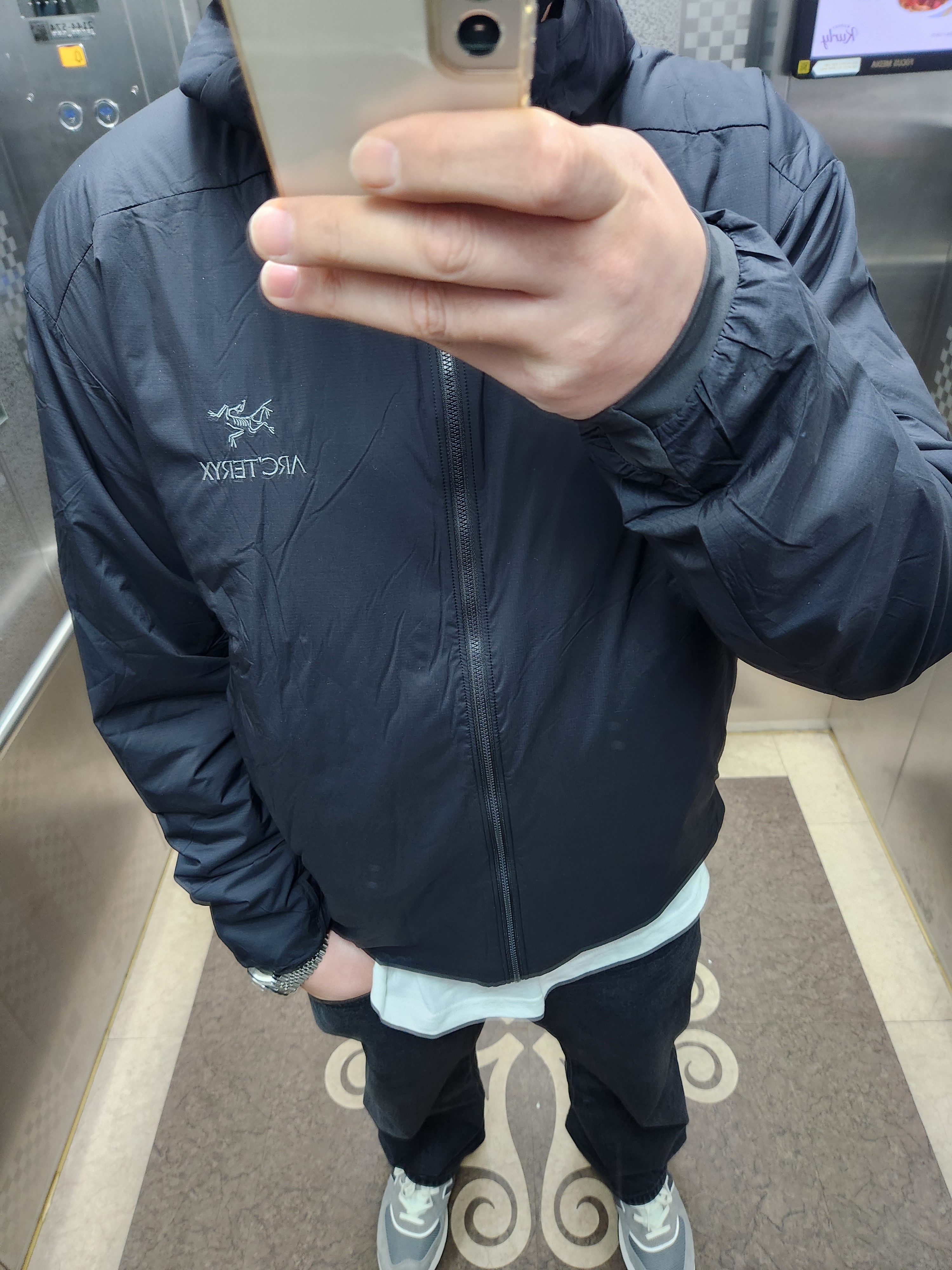 Arc'teryx Atom LT Hoody Black, Stussy Basic Stussy LS T-Shirt White 2022 착용 스타일