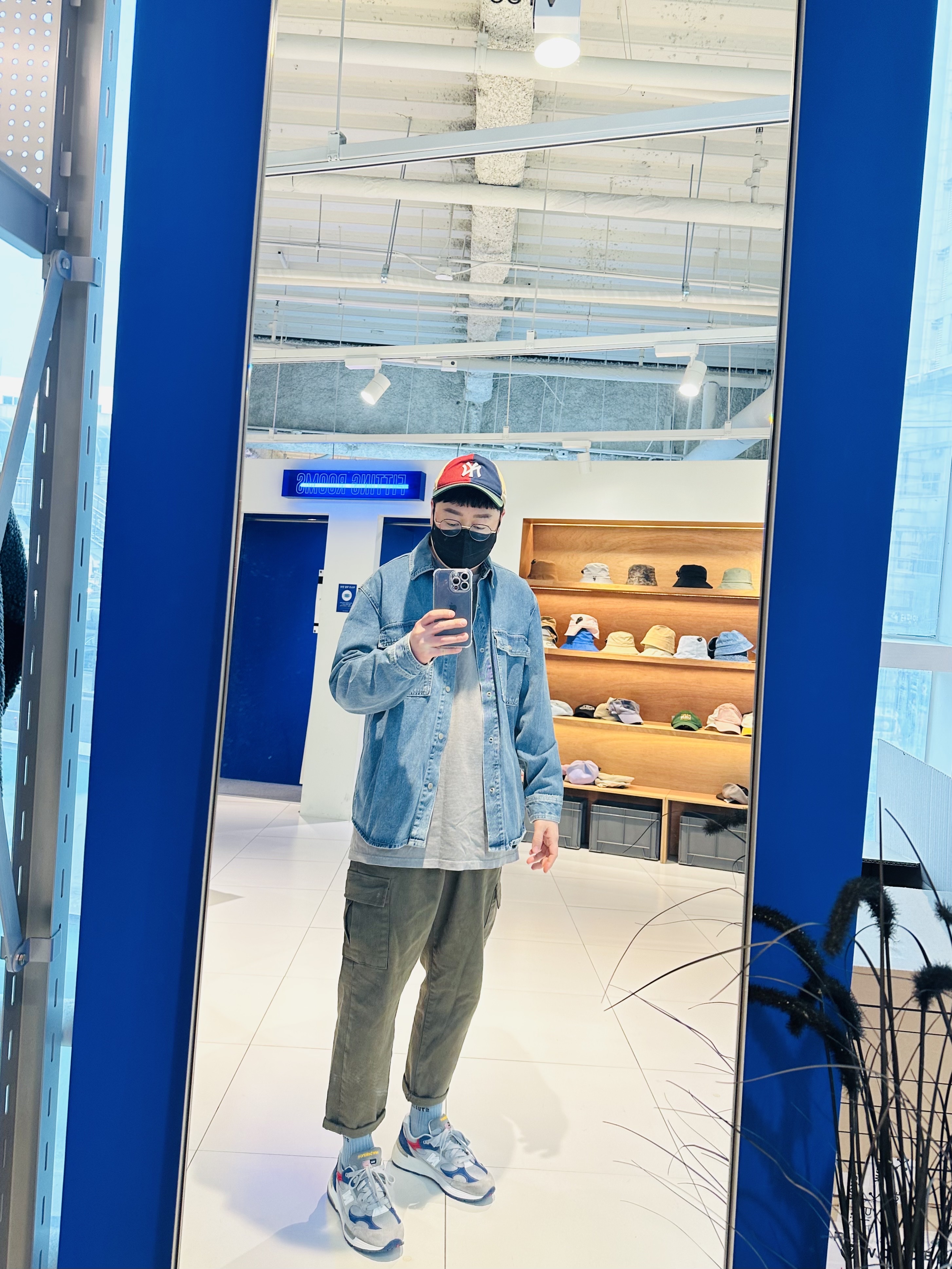 IAB Studio x New Era New York Cap Multi, Stussy Basic Stussy Pigment Dyed LS T-Shirt Grey 2022 착용 스타일 - 3