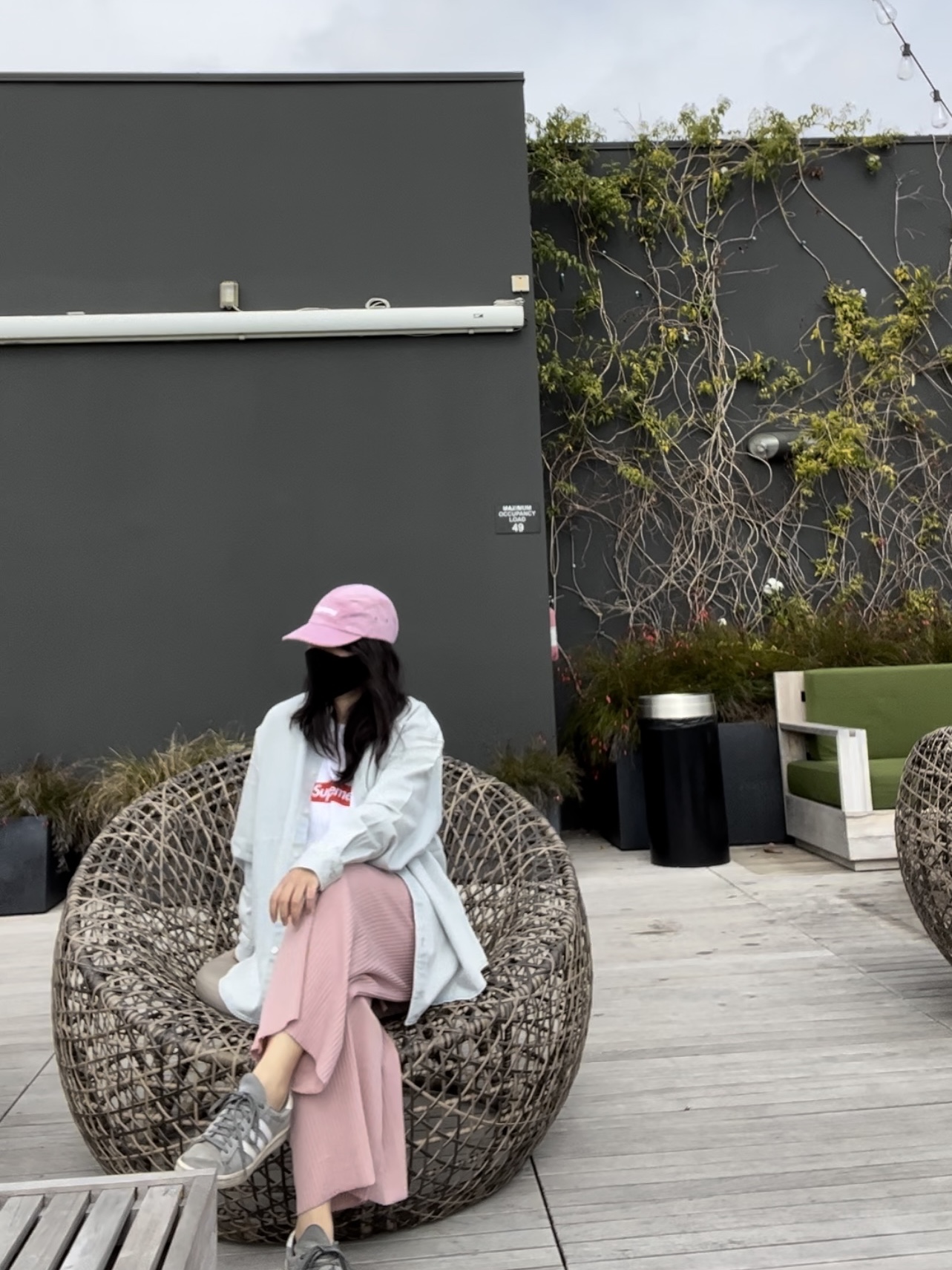 Supreme Small Box Shirt Denim - 23SS, Supreme Suede Camp Cap Pink - 23SS 착용 스타일 - 1