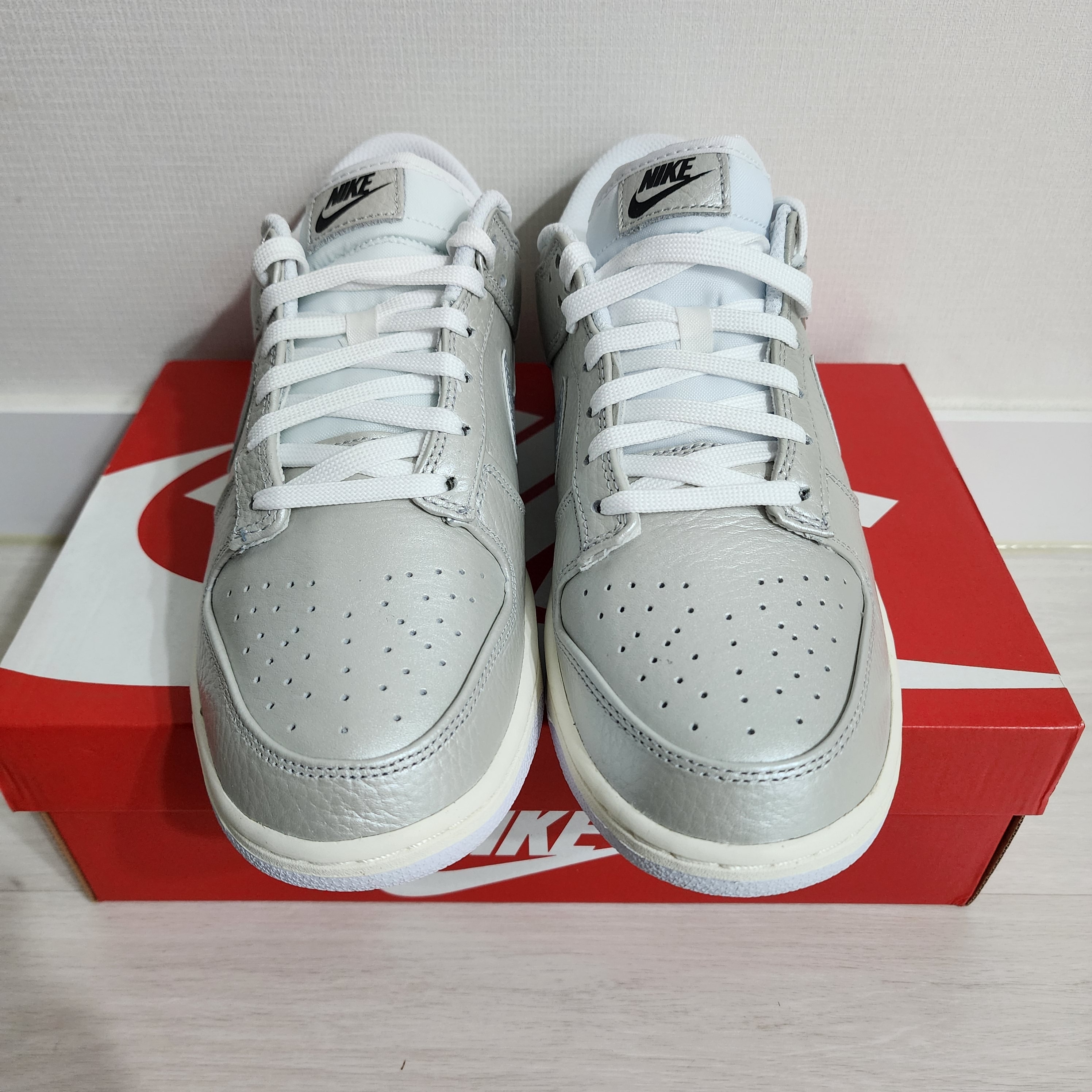Nike Dunk Low SE Metallic Silver 착용 스타일 - 2