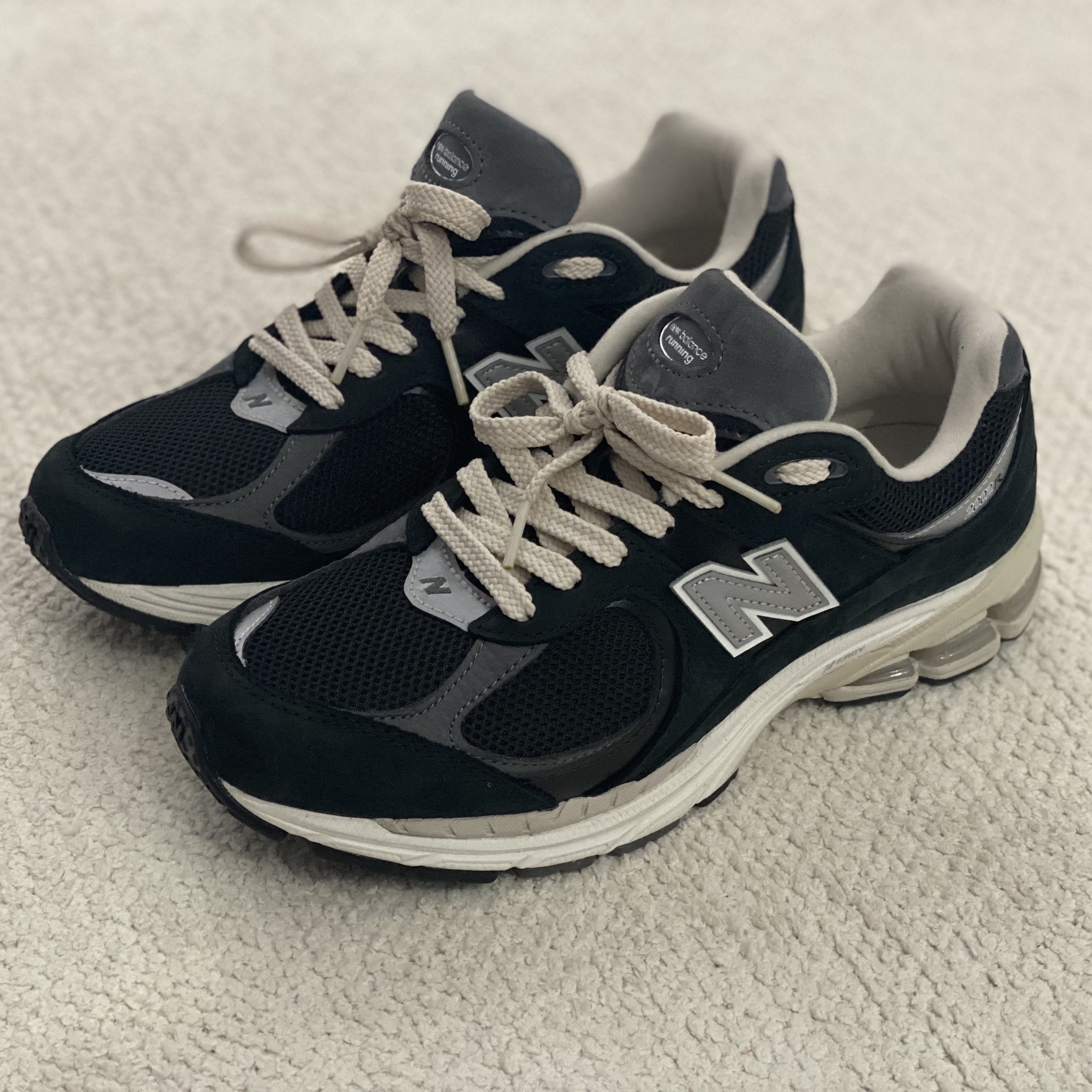 New Balance 2002R Premium Vintage Black 착용 스타일 - 2
