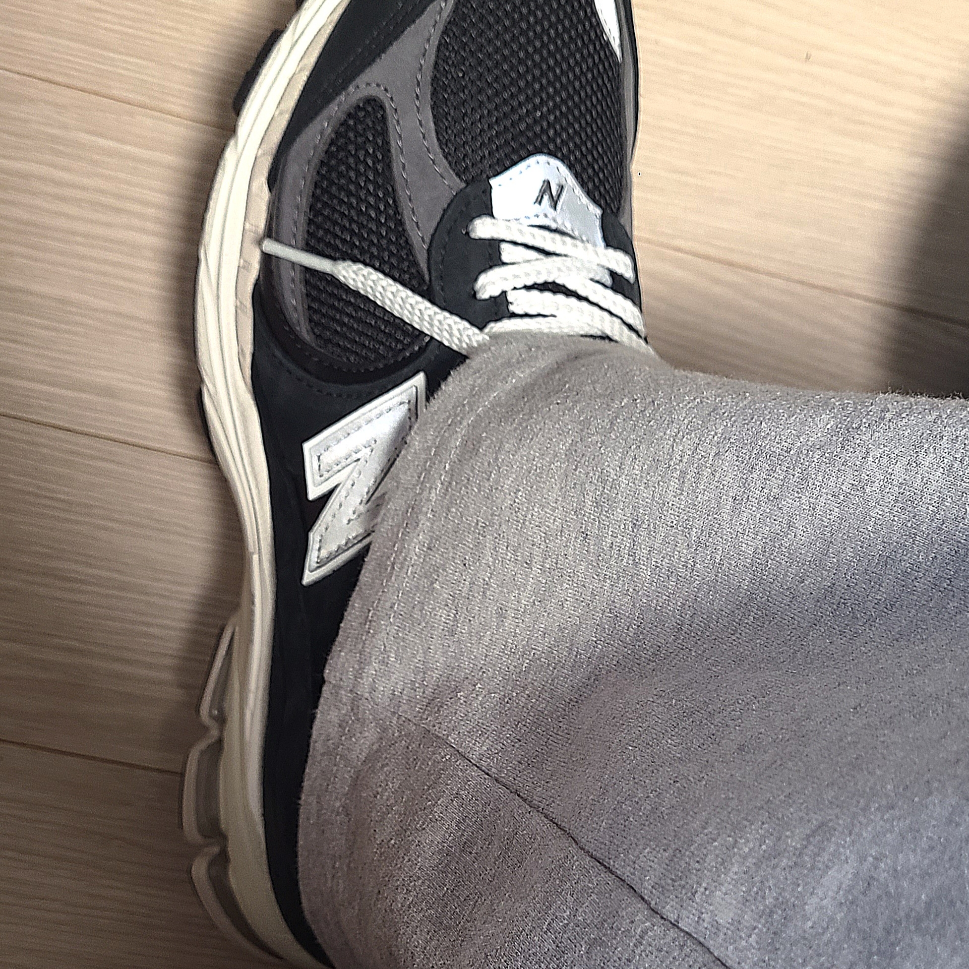 New Balance 2002R Premium Vintage Black 착용 스타일 - 1