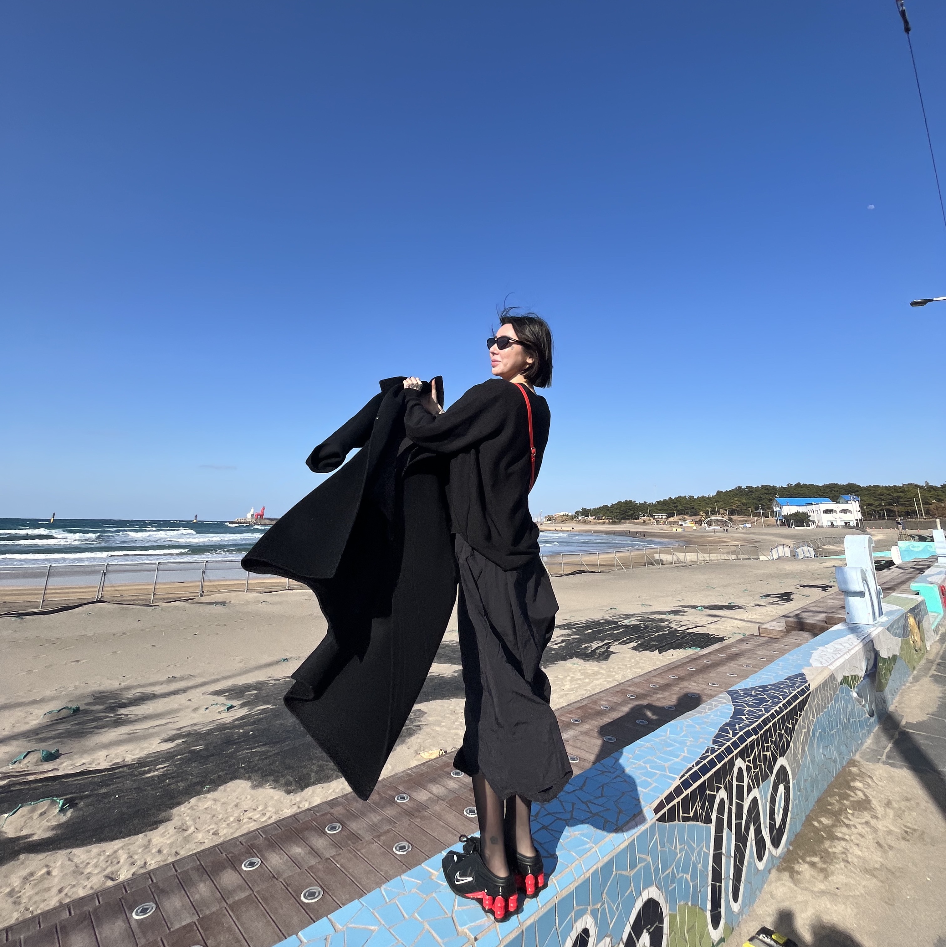 Nike x Martine Rose Shox MR4 Black, Balenciaga Swift Oval Sunglasses Black 착용 스타일 - 3