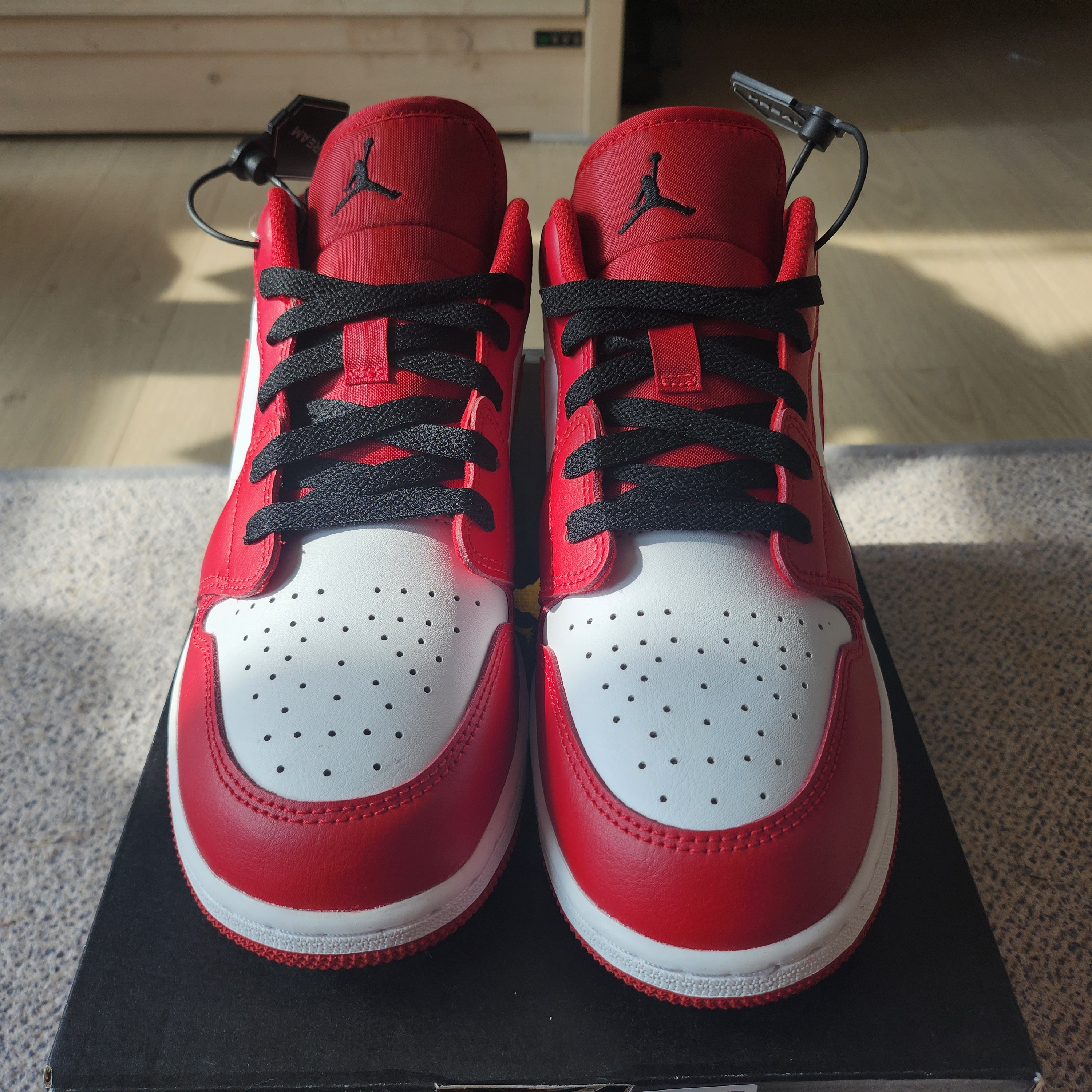 (GS) Jordan 1 Low White Gym Red Black 착용 스타일 - 2