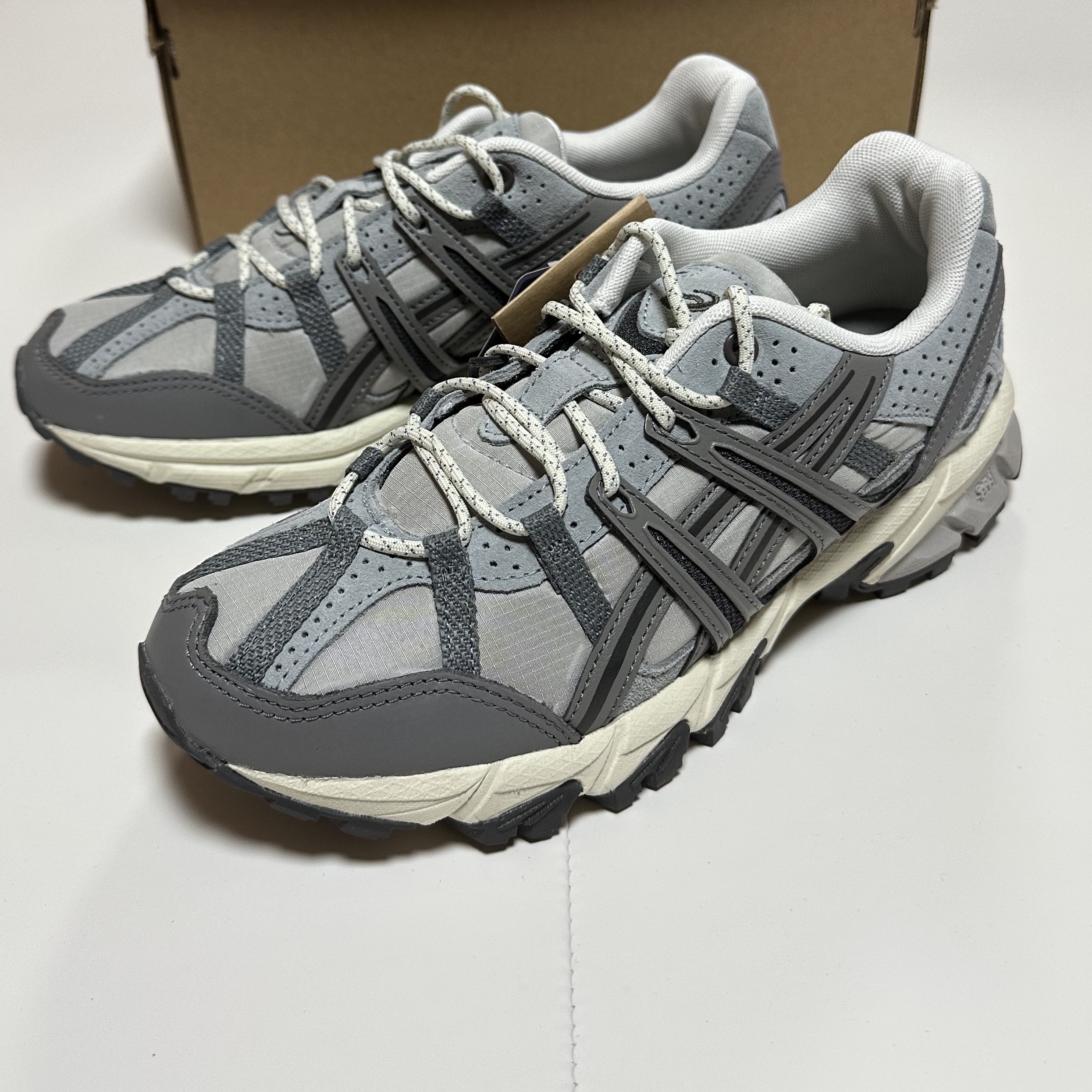 Asics Gel-Sonoma 15-50 Oyster Grey Clay Grey 착용 스타일 - 2