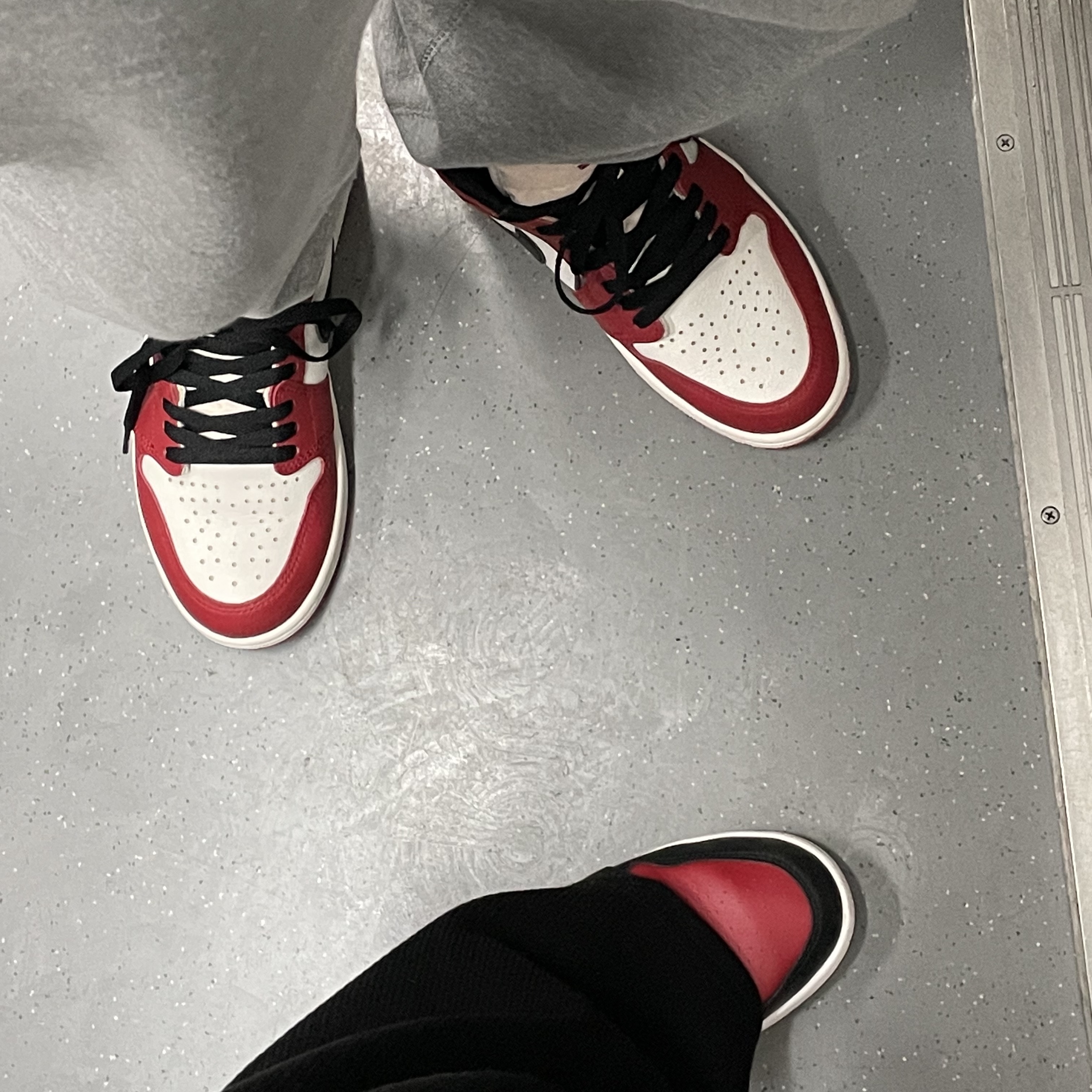 (GS) Jordan 1 Low Bred Toe, Jordan 1 Retro High OG Chicago 2022 착용 스타일