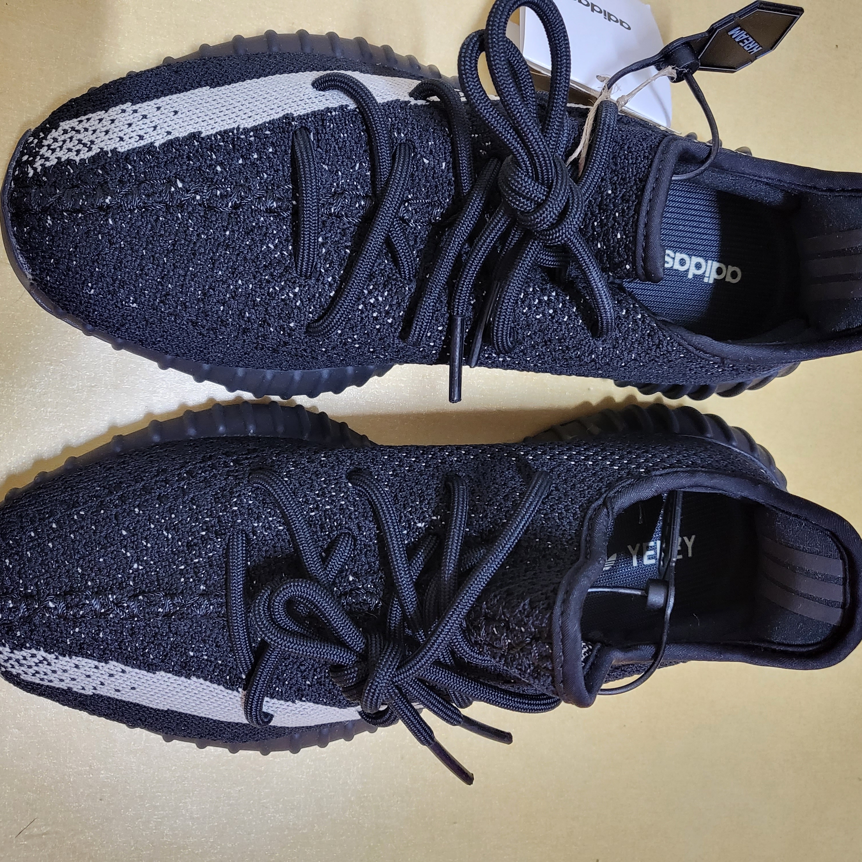 Adidas Yeezy Boost 350 V2 Core Black White 2022 착용 스타일 - 2