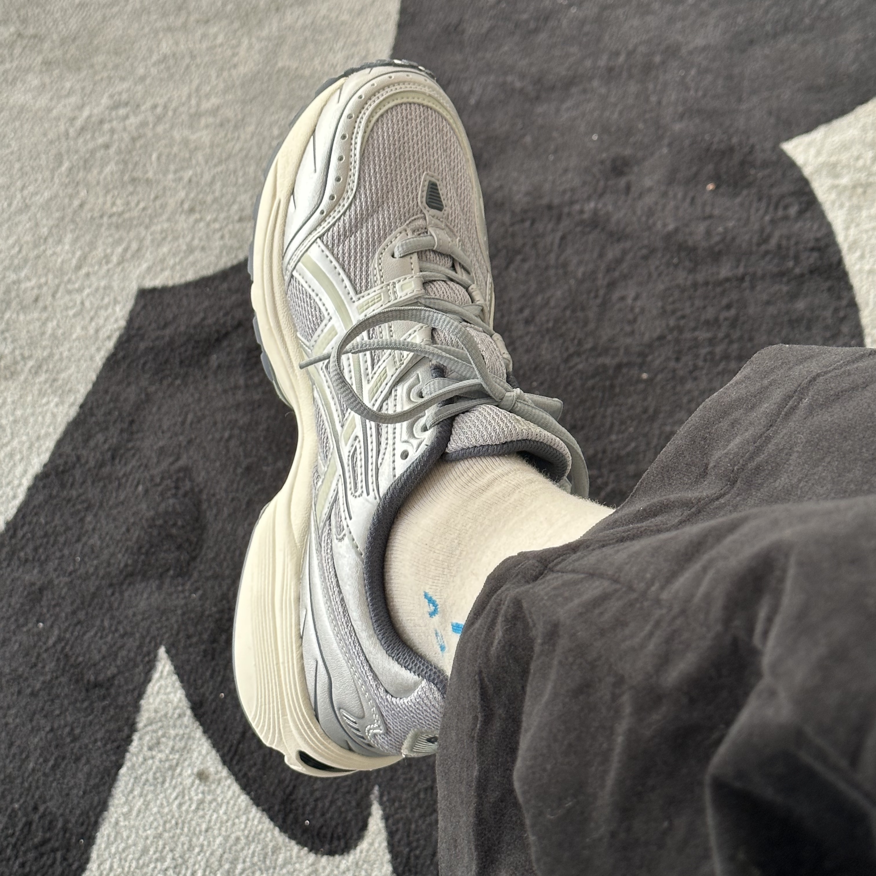Asics Gel-1090 Piedmont Grey 착용 스타일