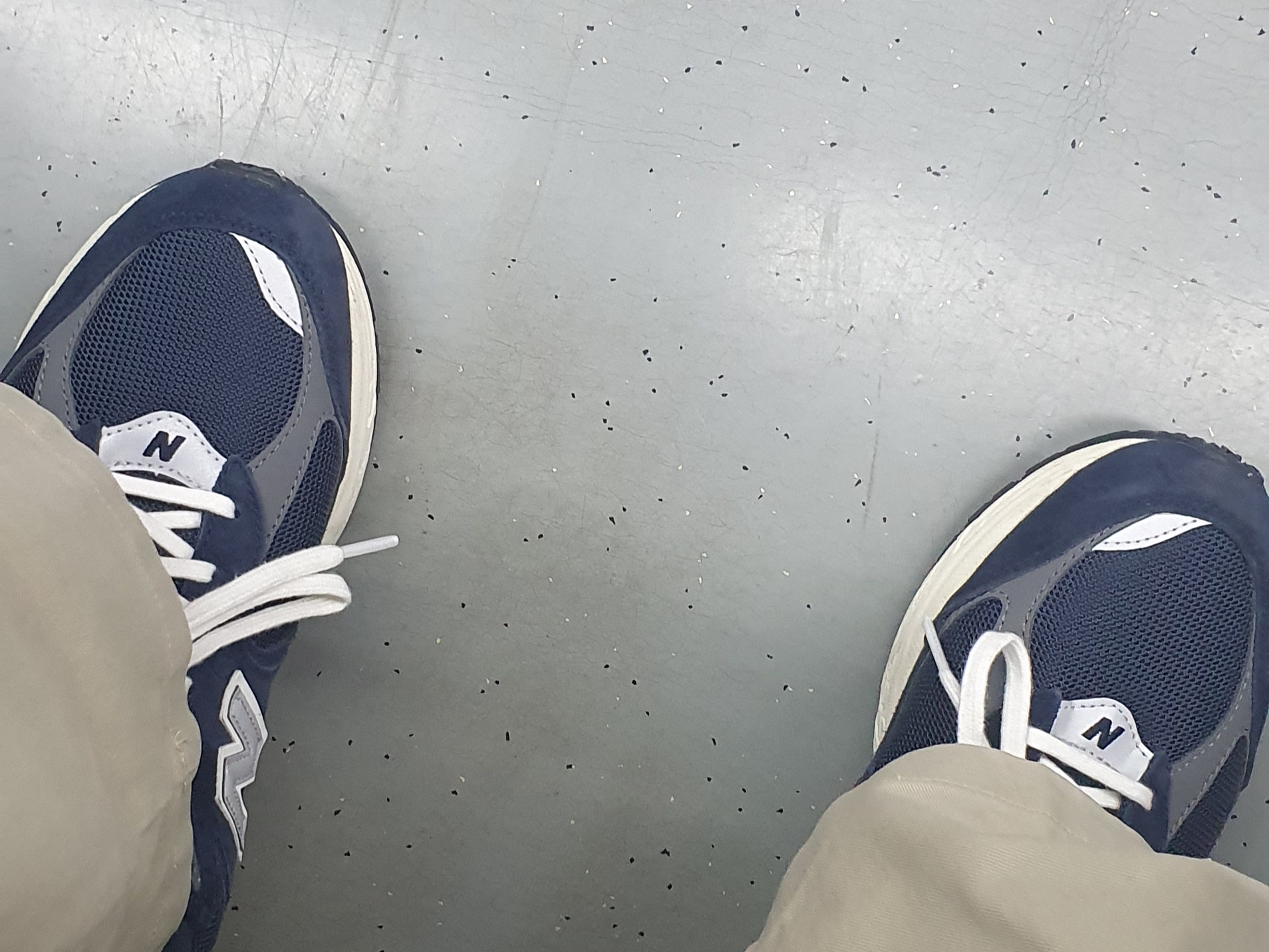 New Balance 2002R Eclipse Castlerock 착용 스타일