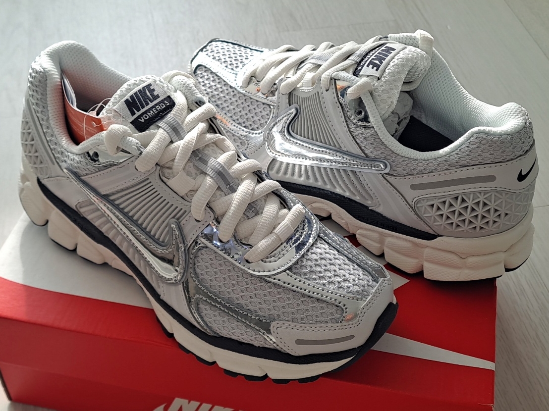 (W) Nike Zoom Vomero 5 Photon Dust and Metallic Silver 착용 스타일