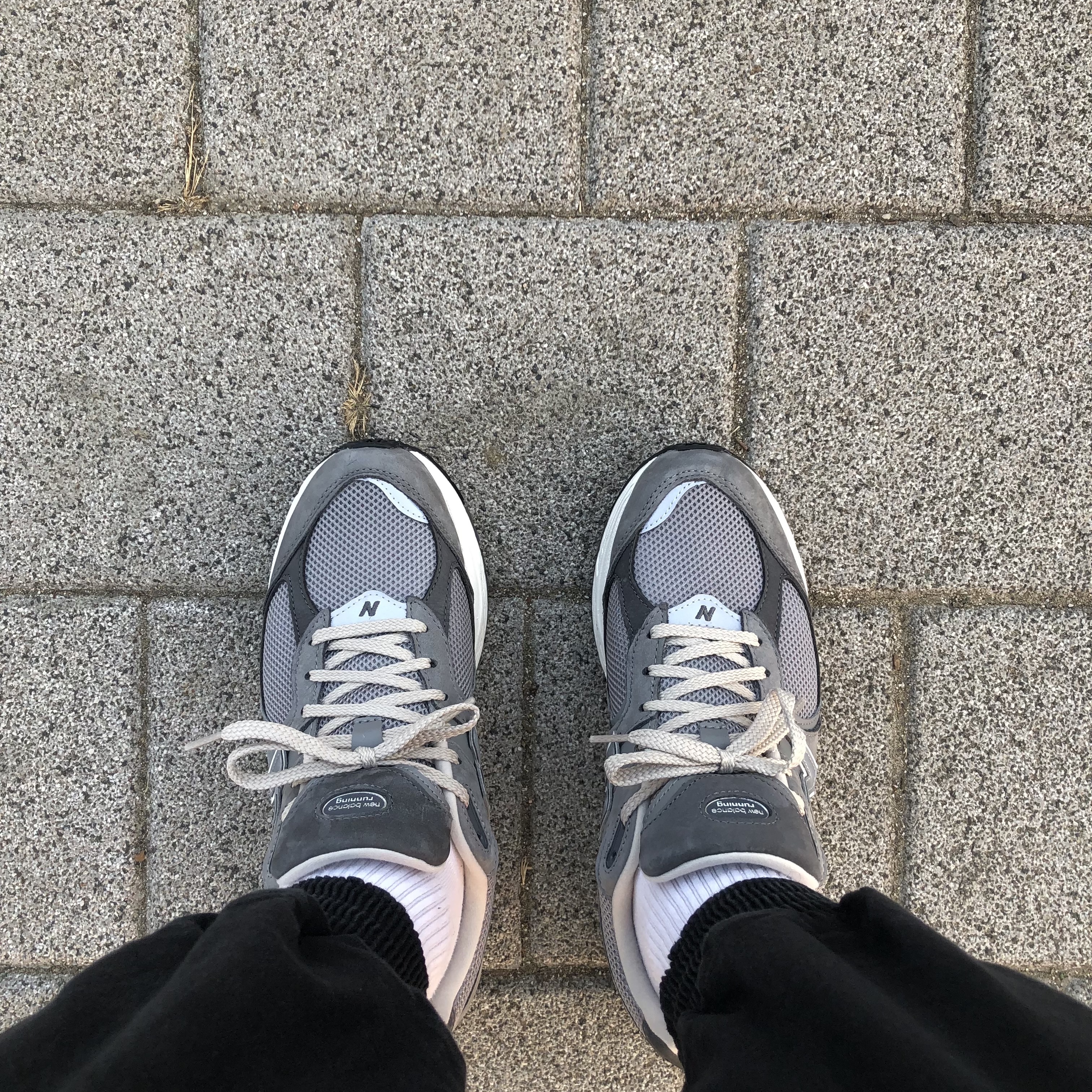 New Balance 2002R Premium Vintage Grey 착용 스타일 - 1
