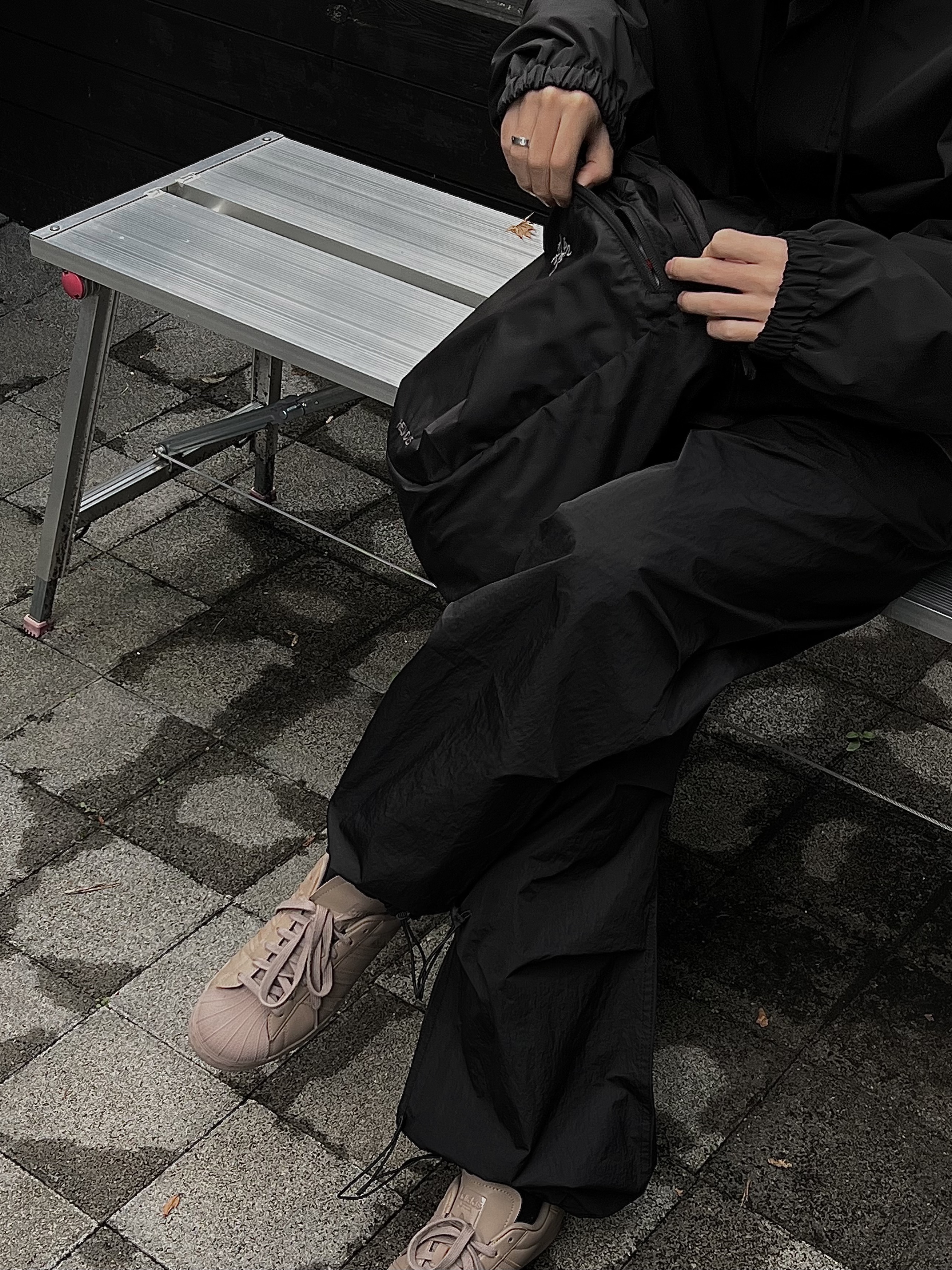 Adidas Superstar Chalky Brown, Arc'teryx Heliad 15 Backpack Black 착용 스타일 - 3