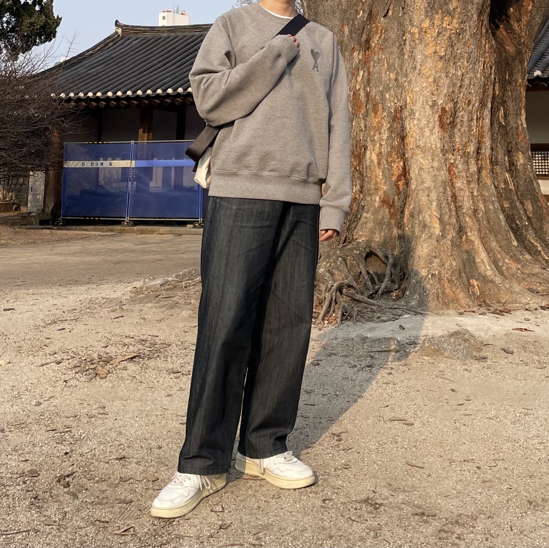 AMI de Coeur Tone-On-Tone Sweatshirt Heather Grey, Autry Medalist Low Leather Sneakers White 착용 스타일