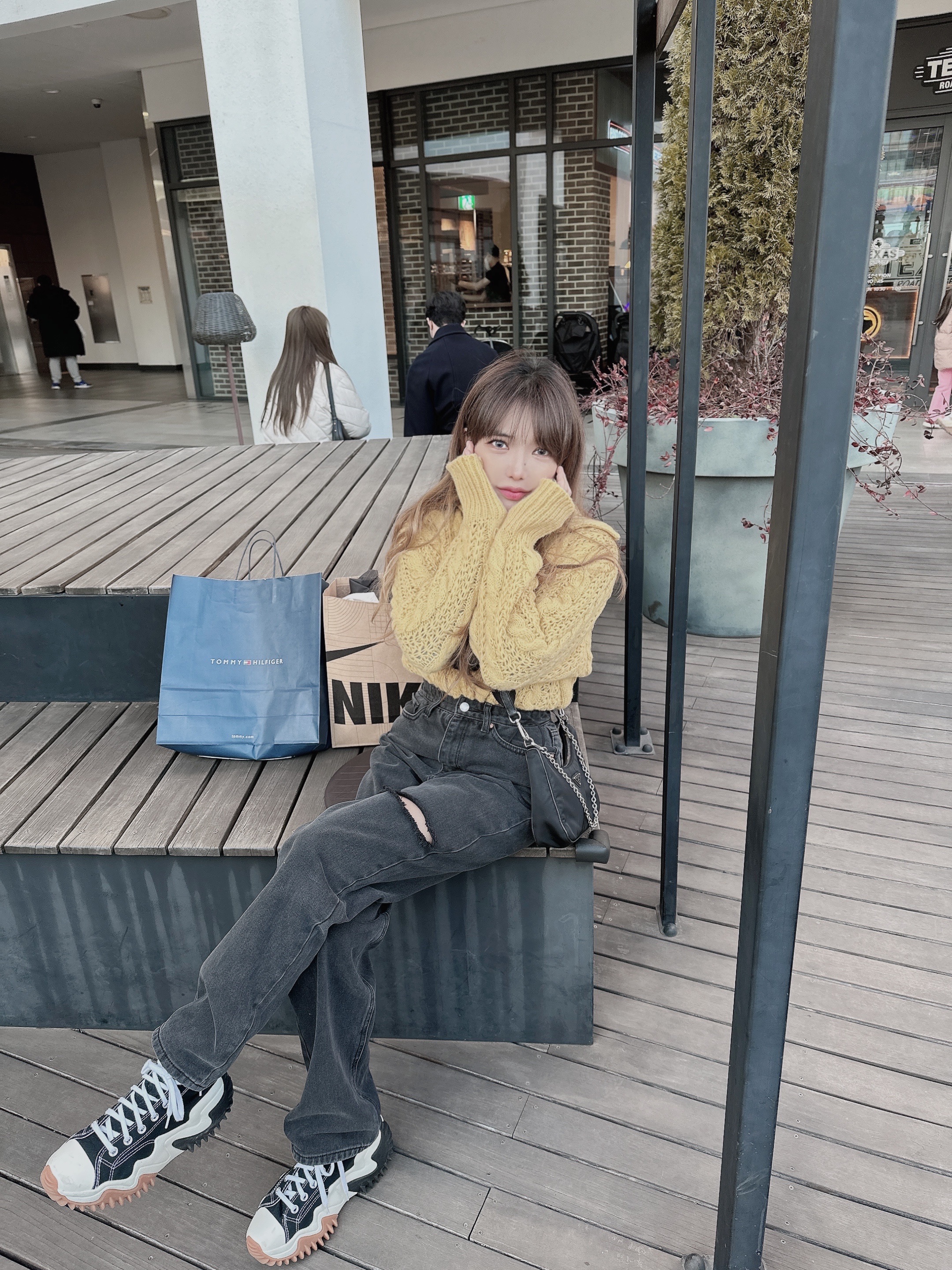 Prada Re-Edition 2005 Re-Nylon Shoulder Bag Black, Converse Run Star Motion High Black 착용 스타일 - 1
