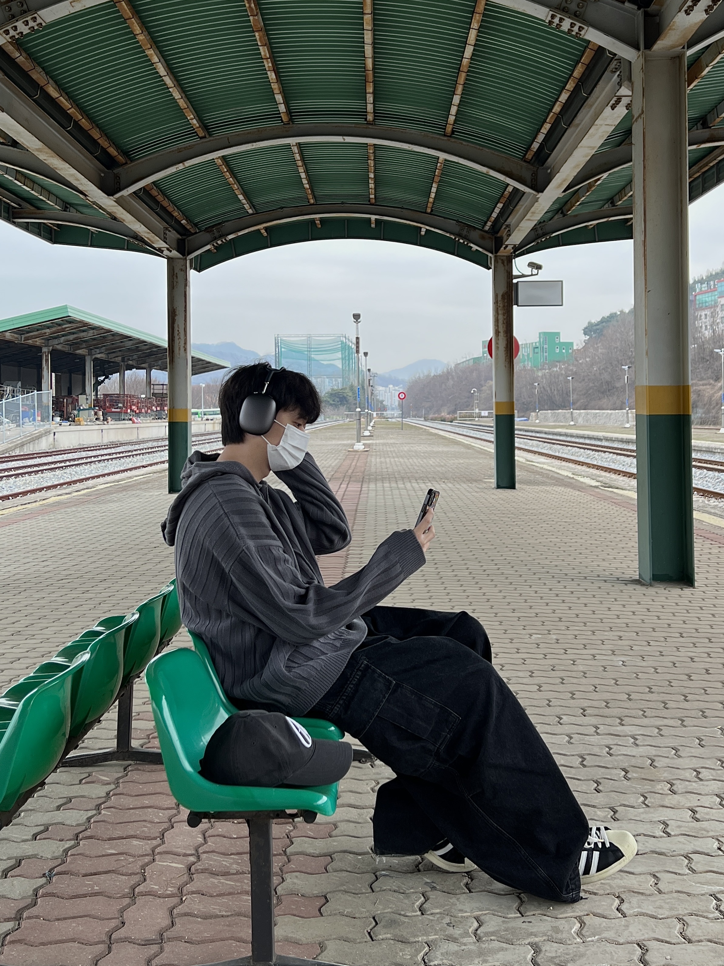 Adidas Superstar Premium Black White, Apple AirPods Max Lightning Space Gray (Korean Ver.) 착용 스타일 - 1