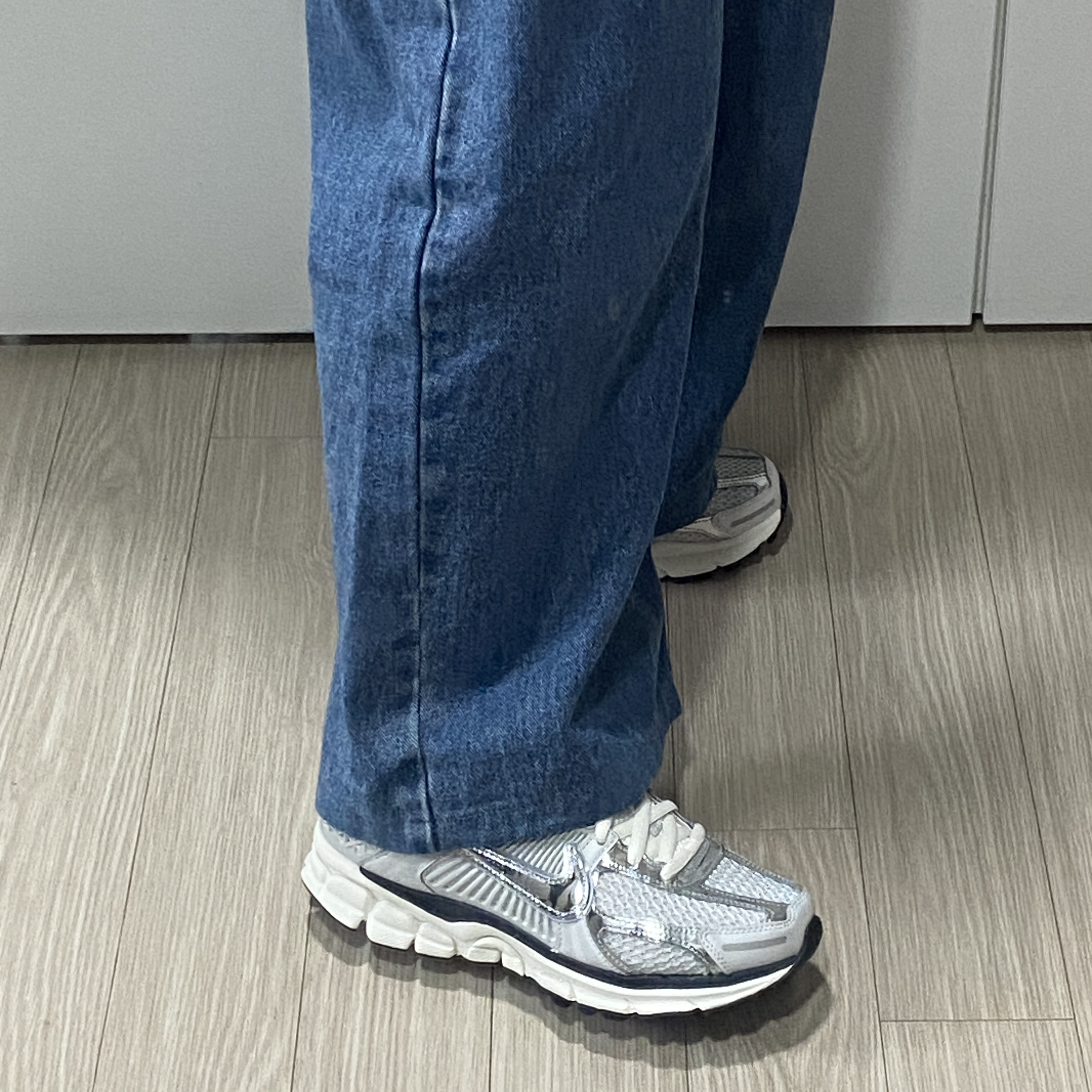 (W) Nike Zoom Vomero 5 Photon Dust and Metallic Silver 착용 스타일
