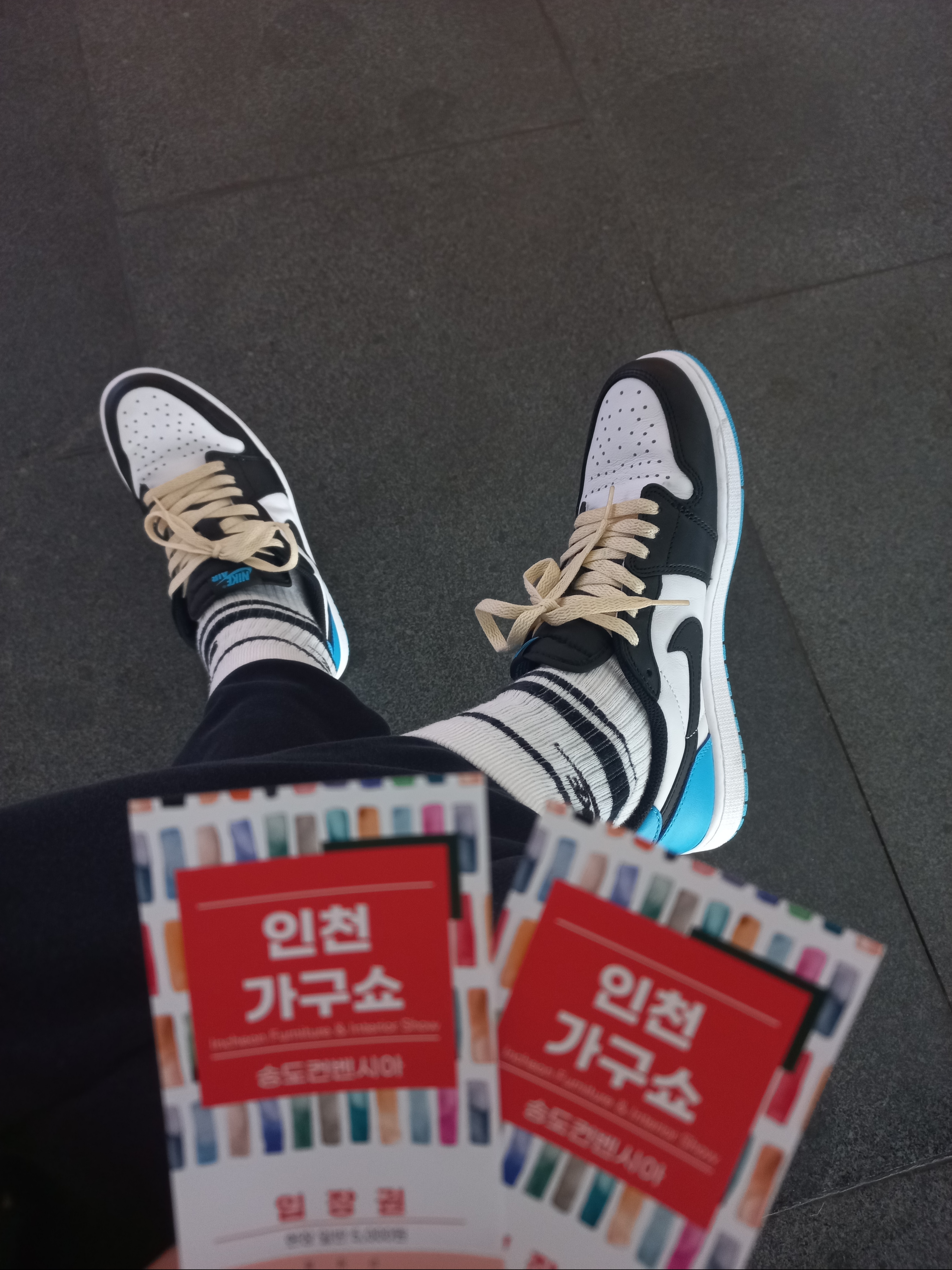 Jordan 1 Retro Low OG Black and Dark Powder Blue, (W) Jordan 1 Retro Low OG Black and Dark Powder Blue 착용 스타일 - 1