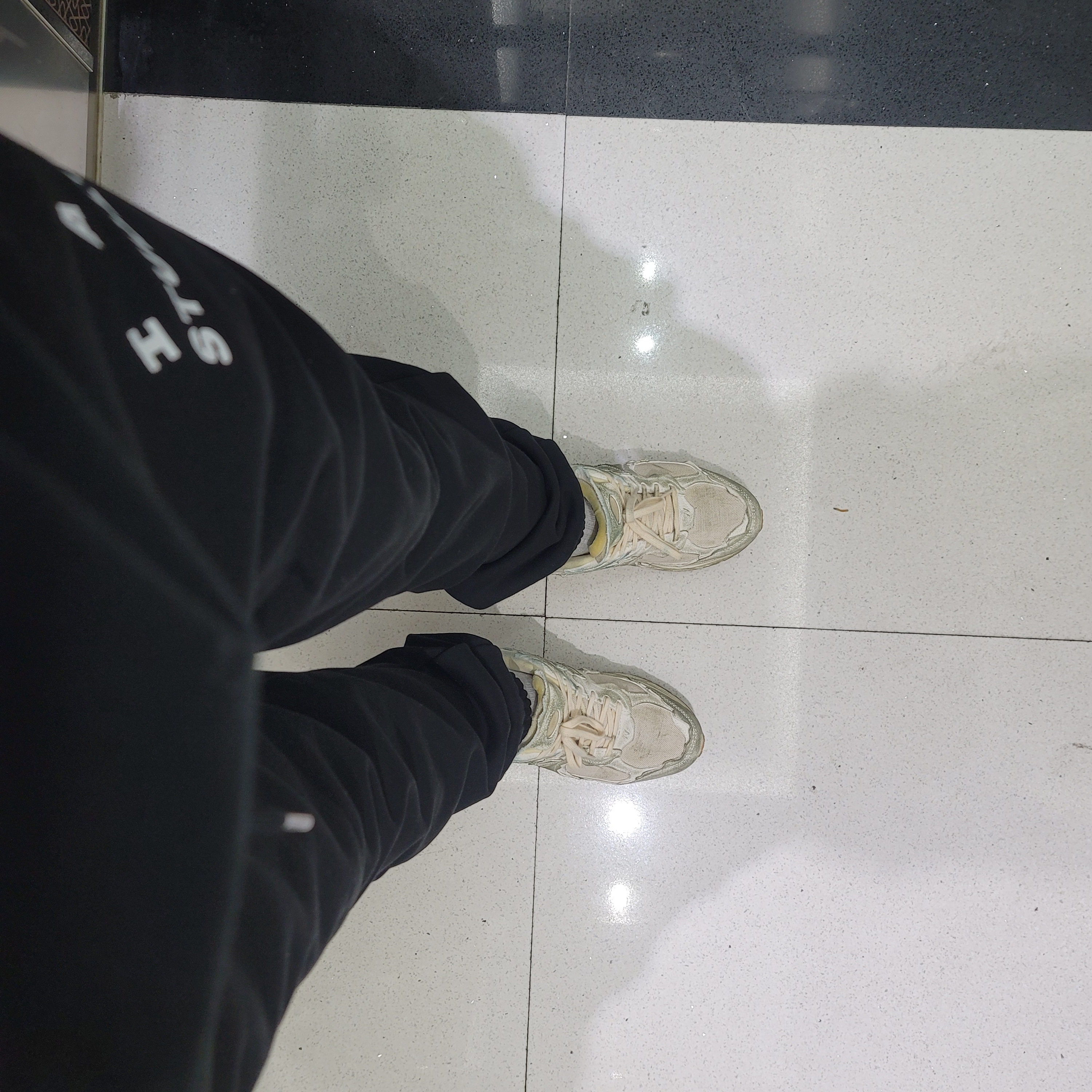 IAB Studio Sweatpants Black White - 23SS 착용 스타일