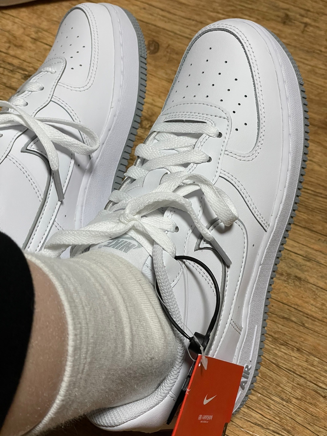 (GS) Nike Air Force 1 White Wolf Grey 착용 스타일