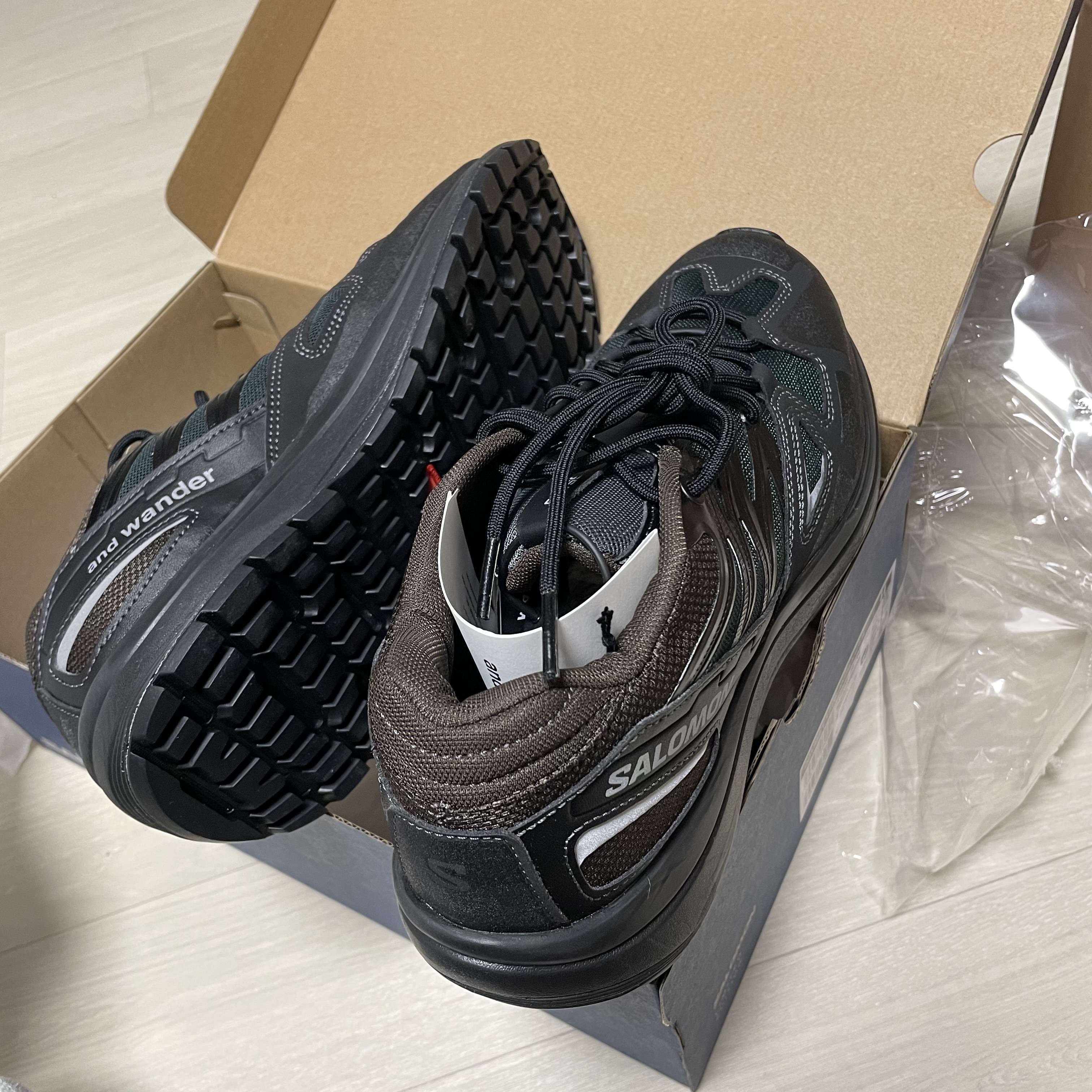 Salomon x And Wander Odyssey 1 Black Scarab 착용 스타일 - 1