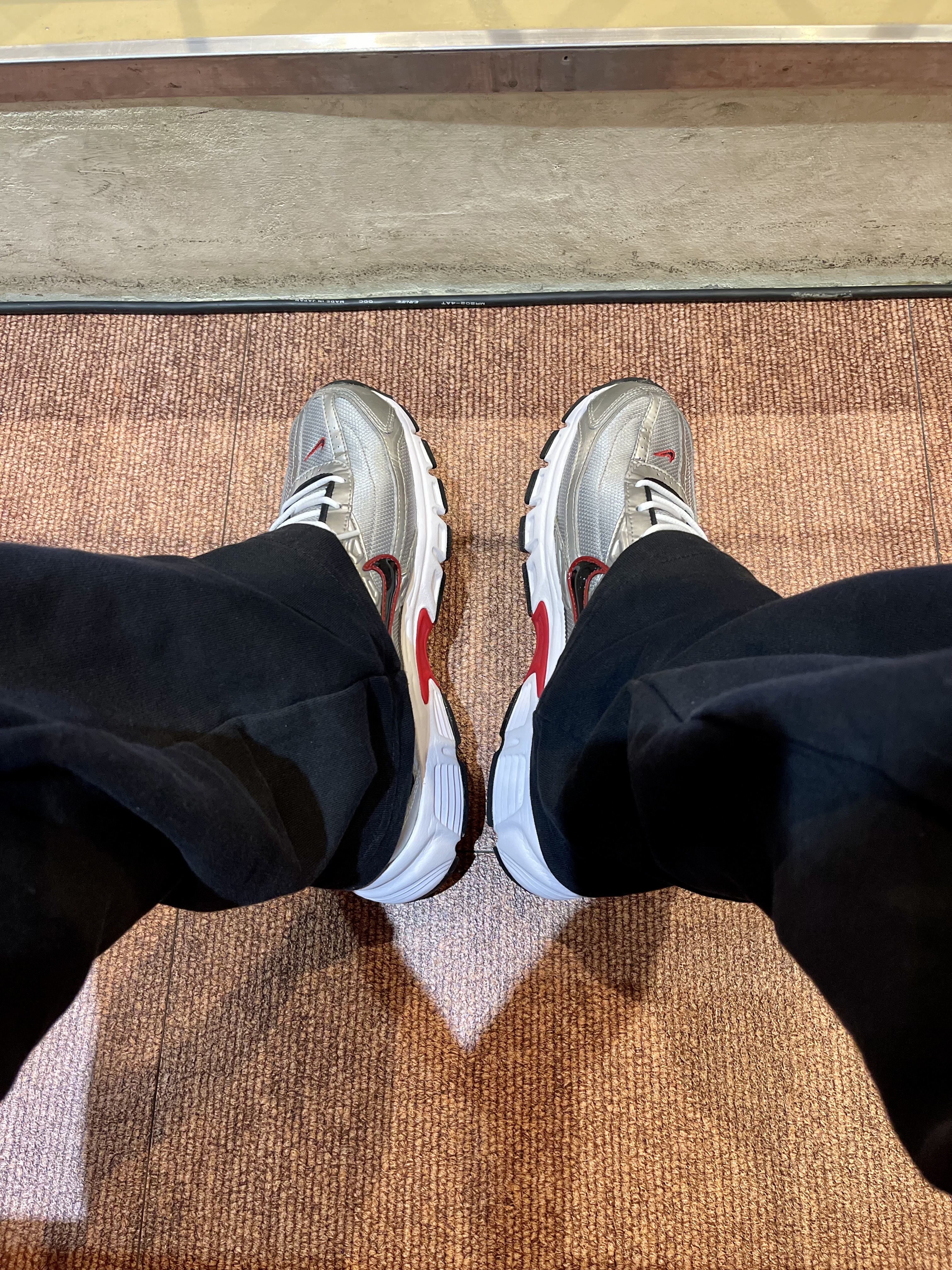 Nike Initiator Metallic Silver Black, (W) Nike Initiator Cherry Metallic Silver 착용 스타일 - 2