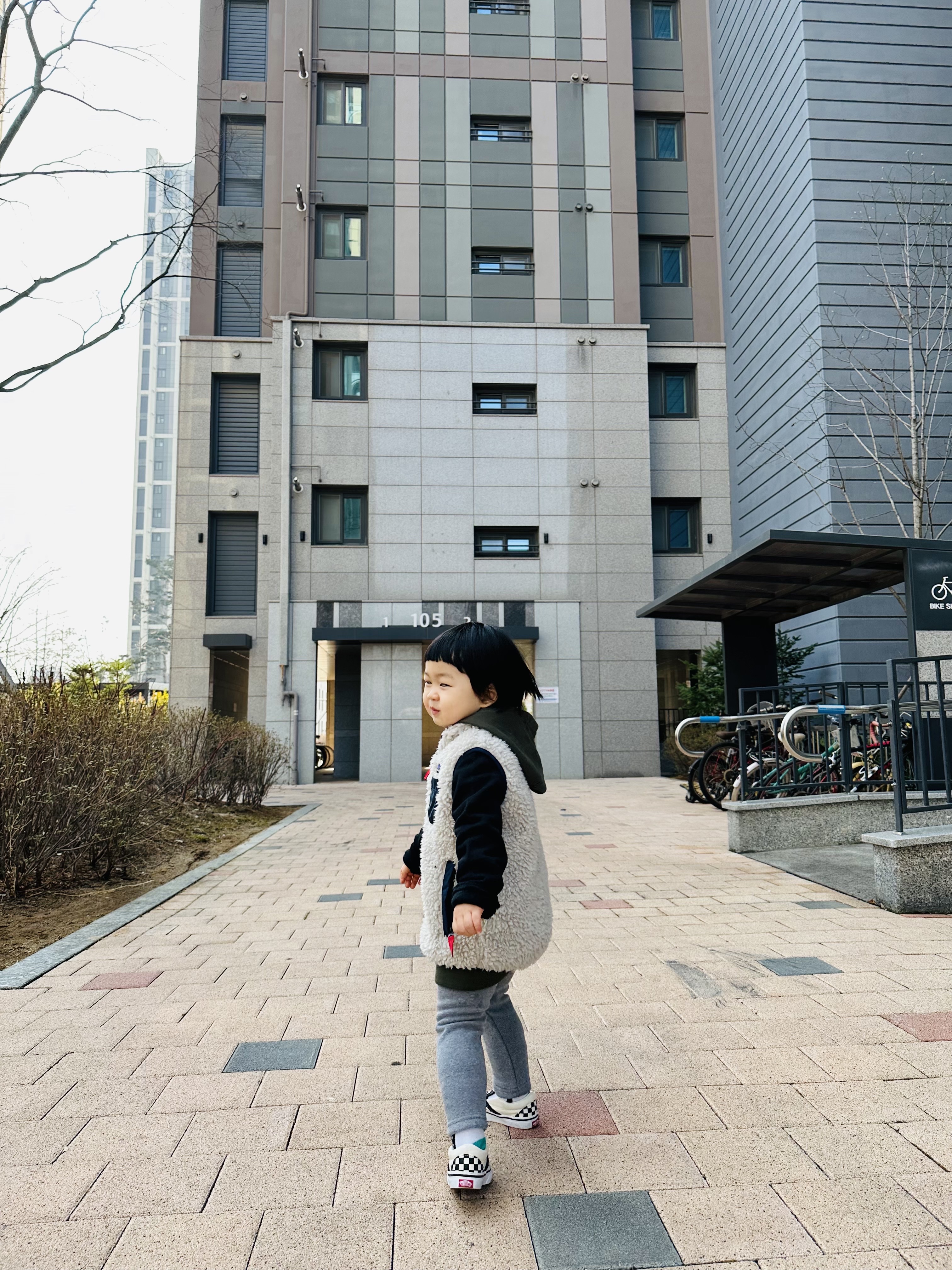 Vans Slip-On Checkerboard, Patagonia Retro Pile Vest El Cap Khaki 착용 스타일 - 1