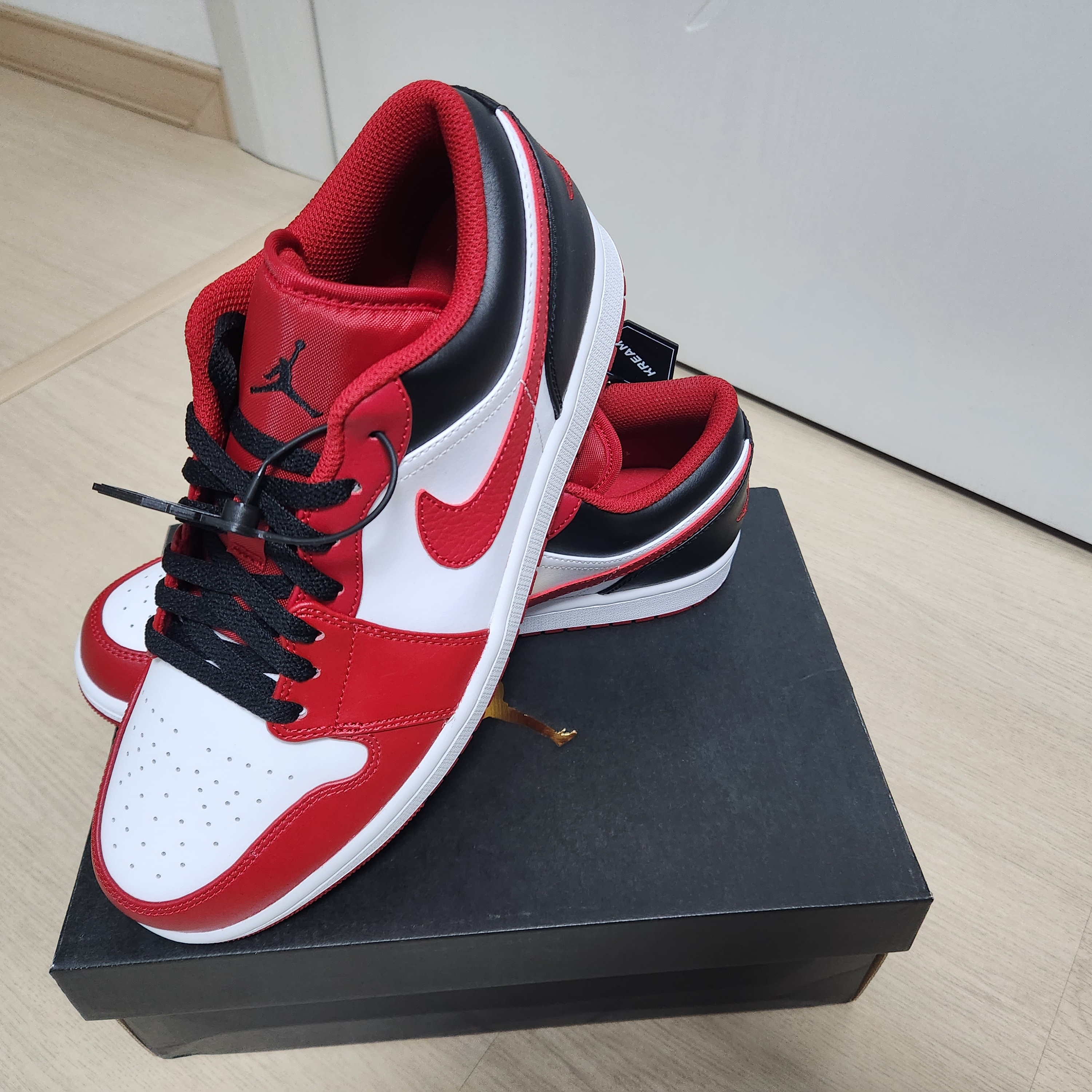 Jordan 1 Low White Gym Red Black 착용 스타일 - 2