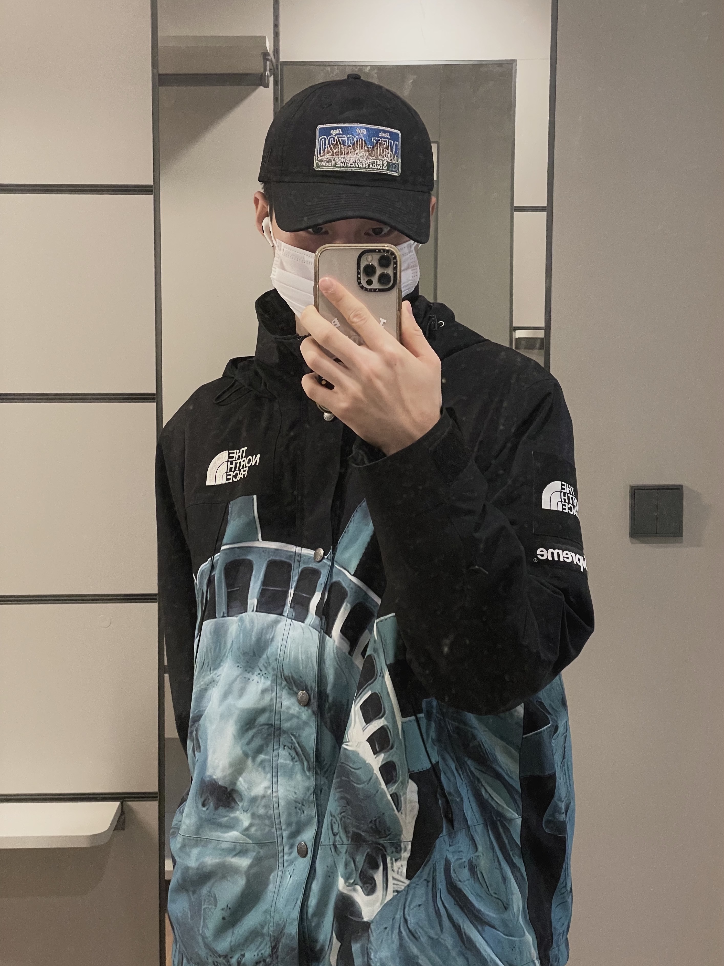Supreme x The North Face Statue of Liberty Mountain Jacket Black - 19FW 착용 스타일