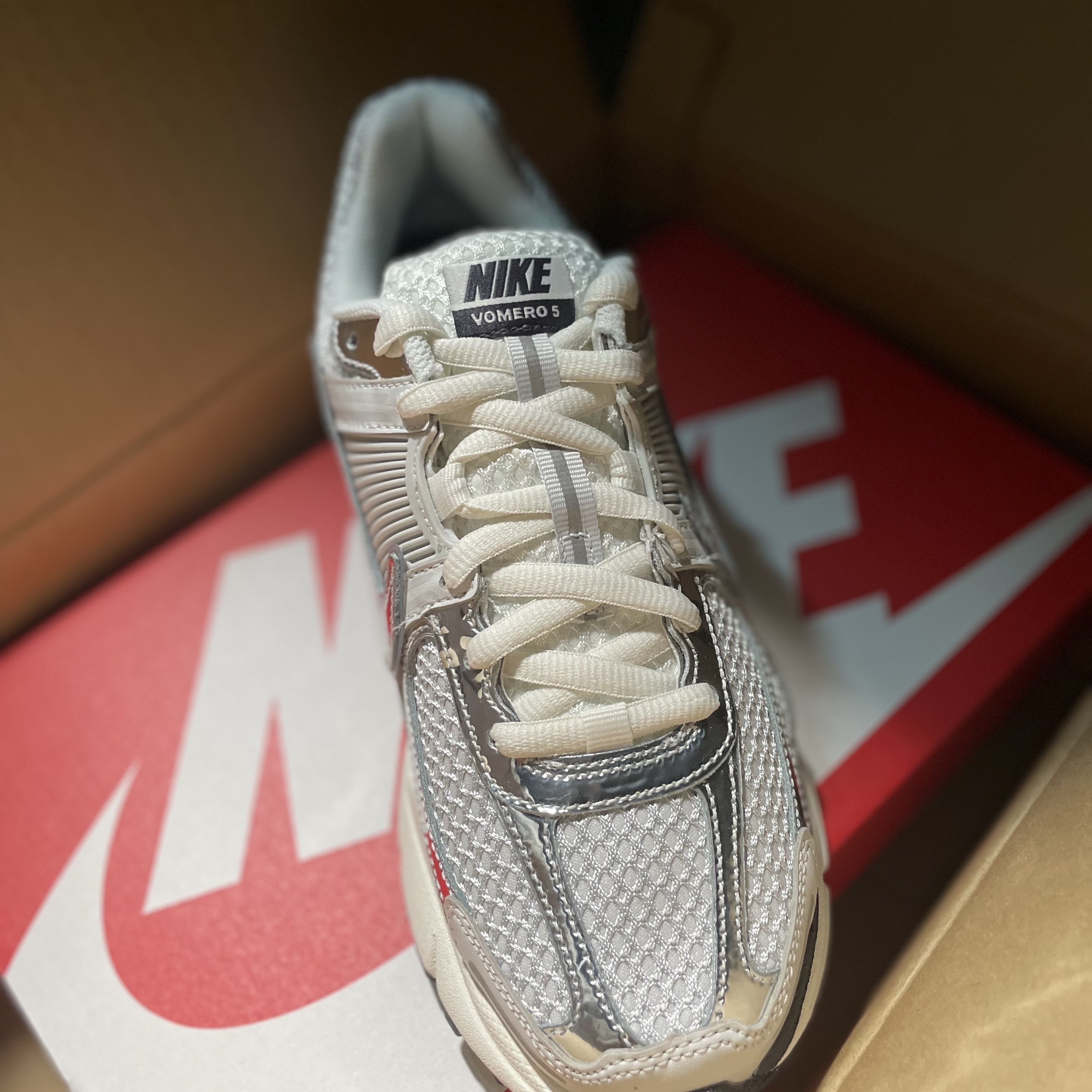 (W) Nike Zoom Vomero 5 Photon Dust and Metallic Silver 착용 스타일 - 1