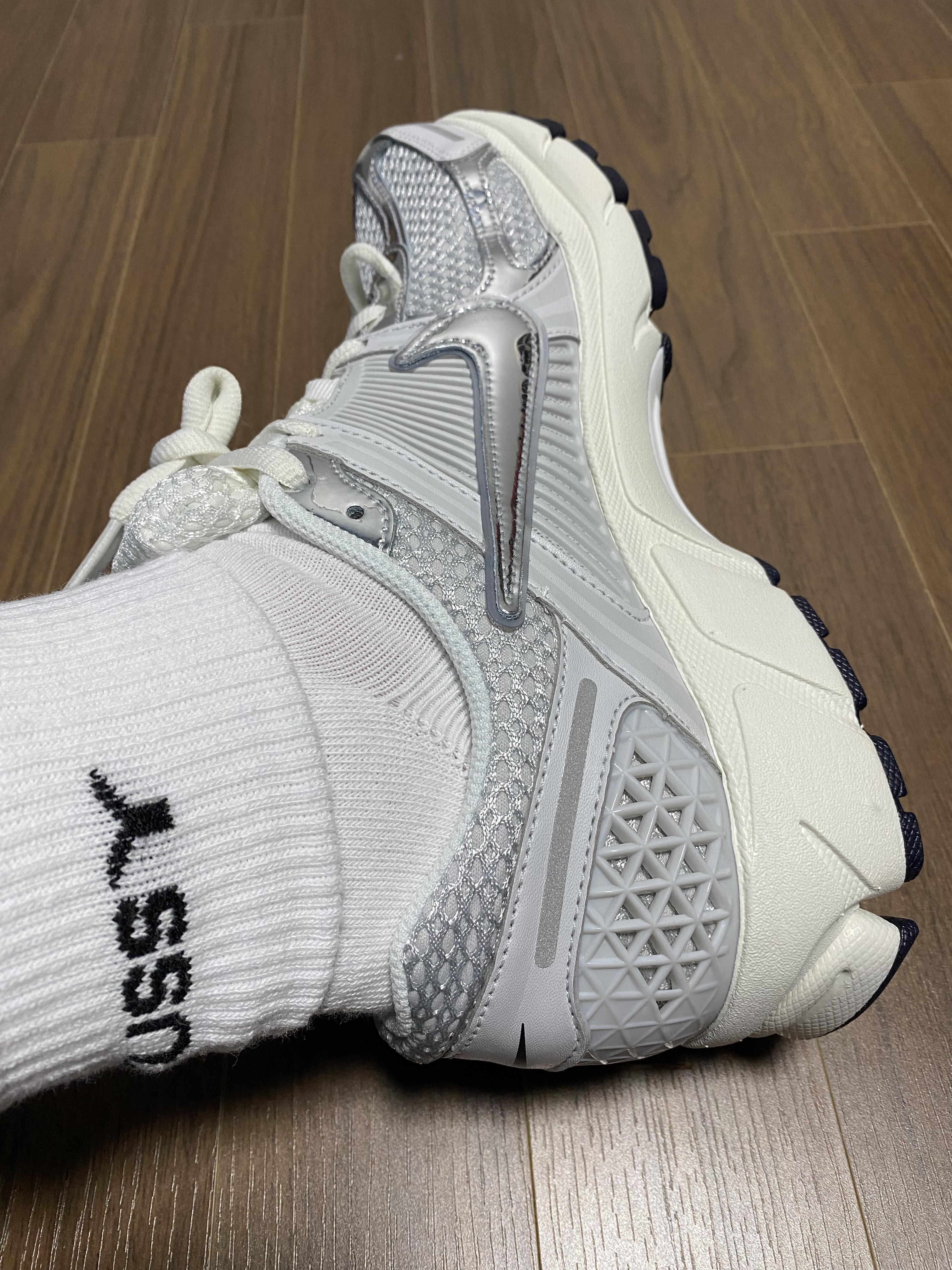 (W) Nike Zoom Vomero 5 Photon Dust and Metallic Silver 착용 스타일