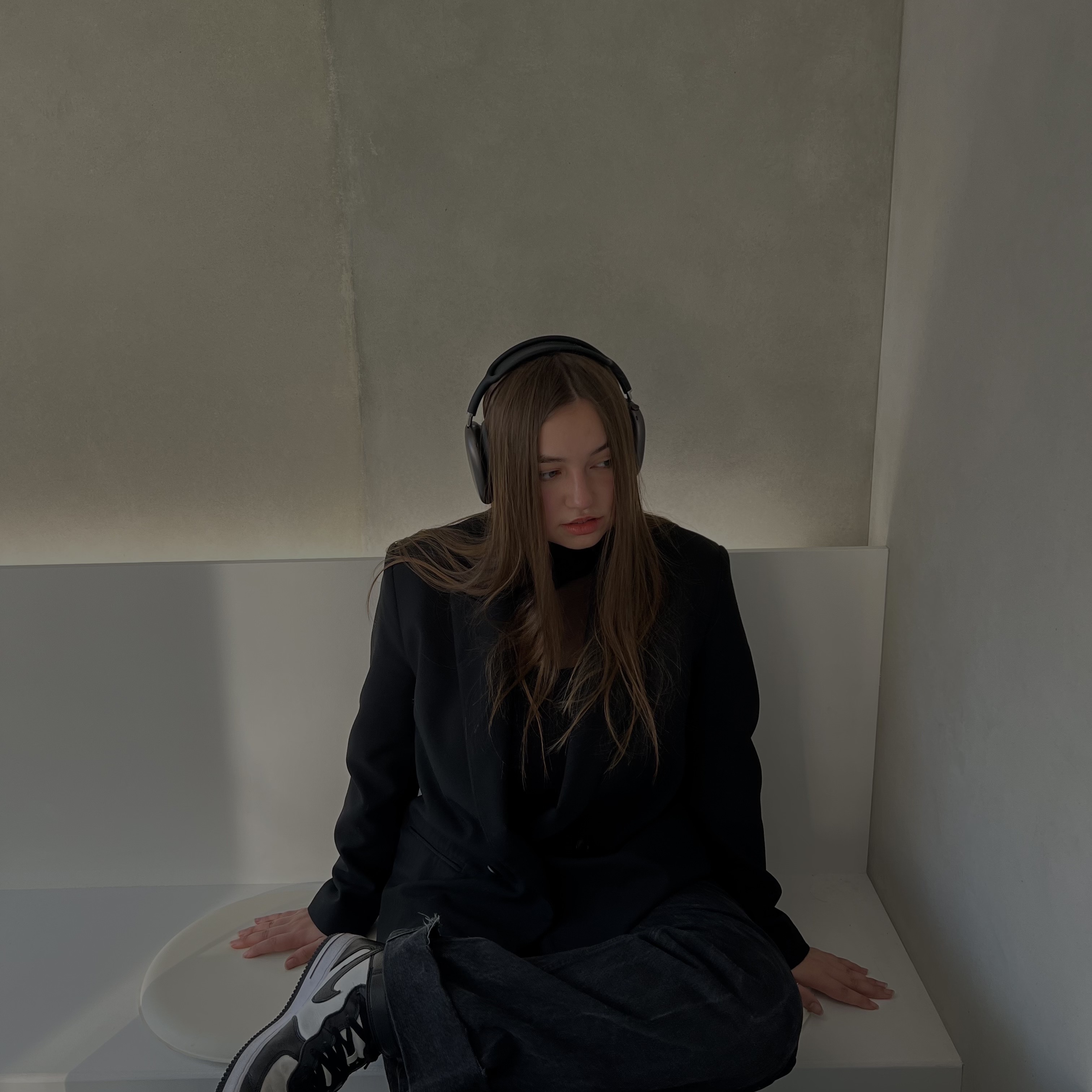 Apple AirPods Max Lightning Space Gray (Korean Ver.), Nike x Stussy Air Force 1 '07 Mid SP Black and Light Bone 착용 스타일 - 2