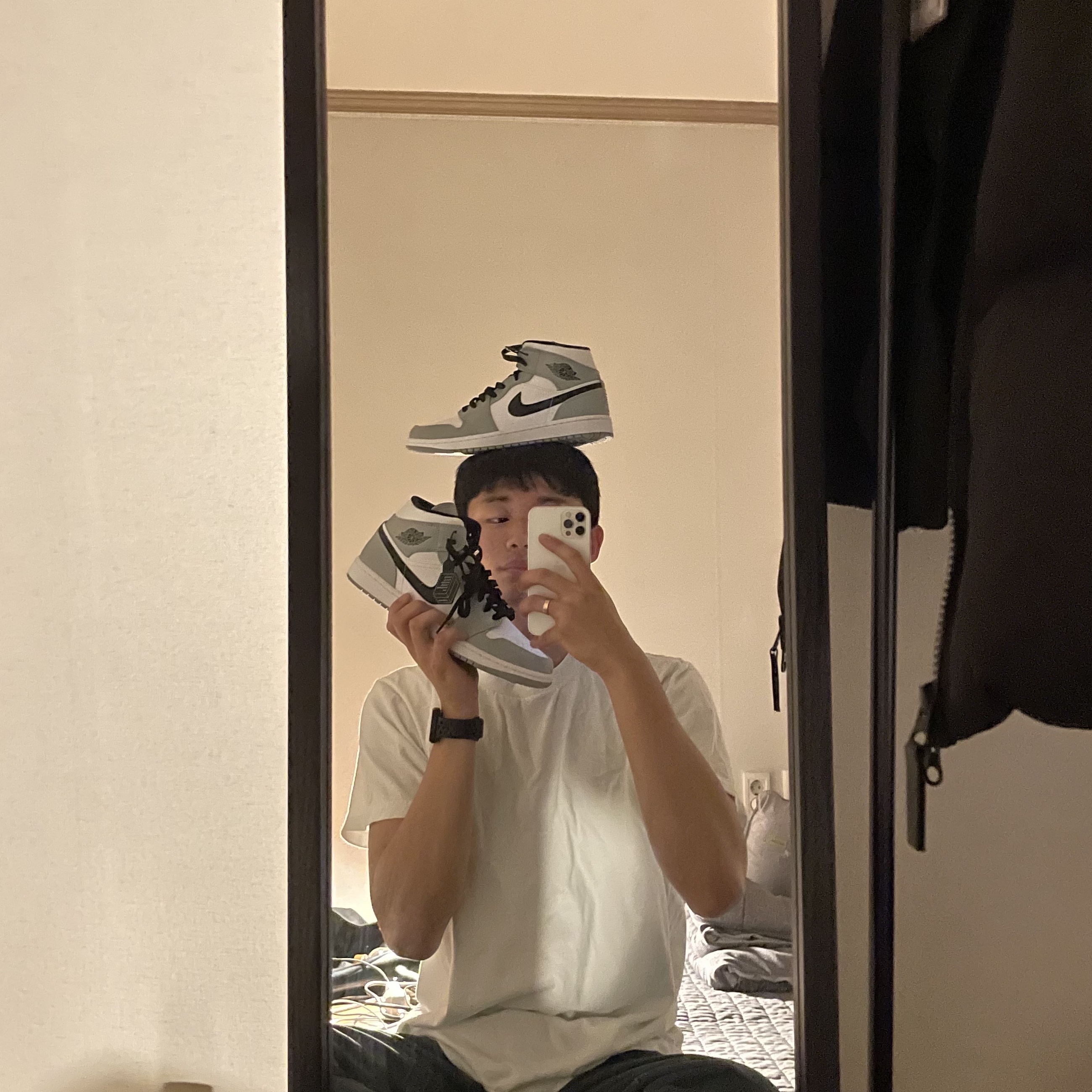 Jordan 1 Mid Light Smoke Grey 착용 스타일