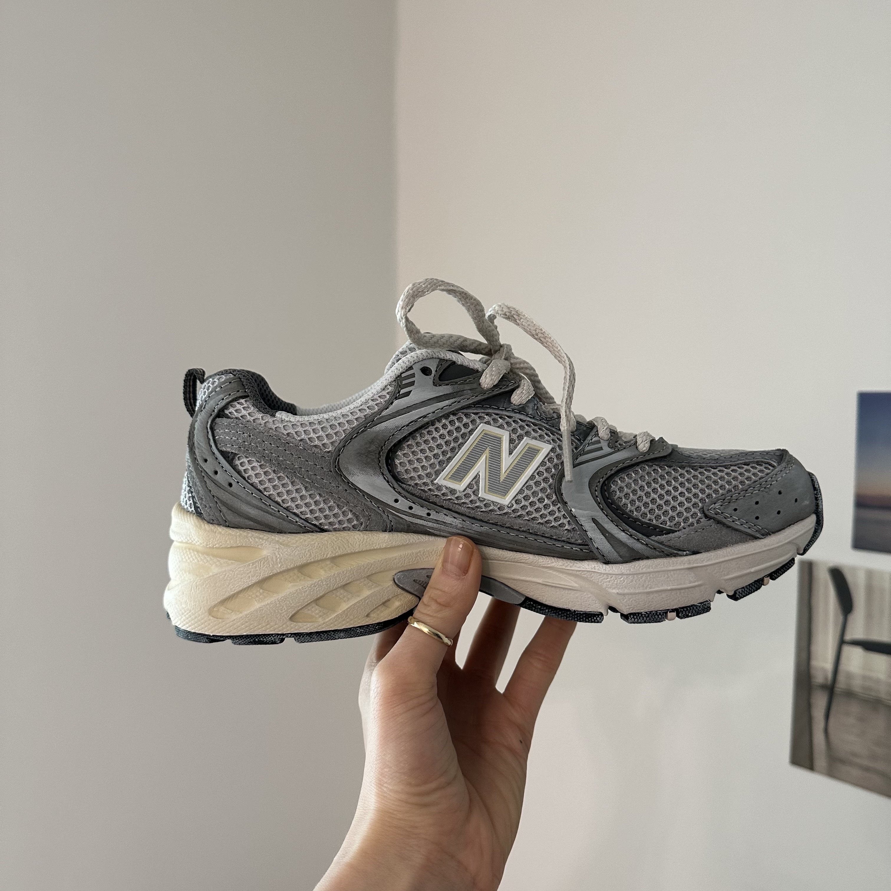 New Balance 530 Premium Vintage Grey Matter 착용 스타일