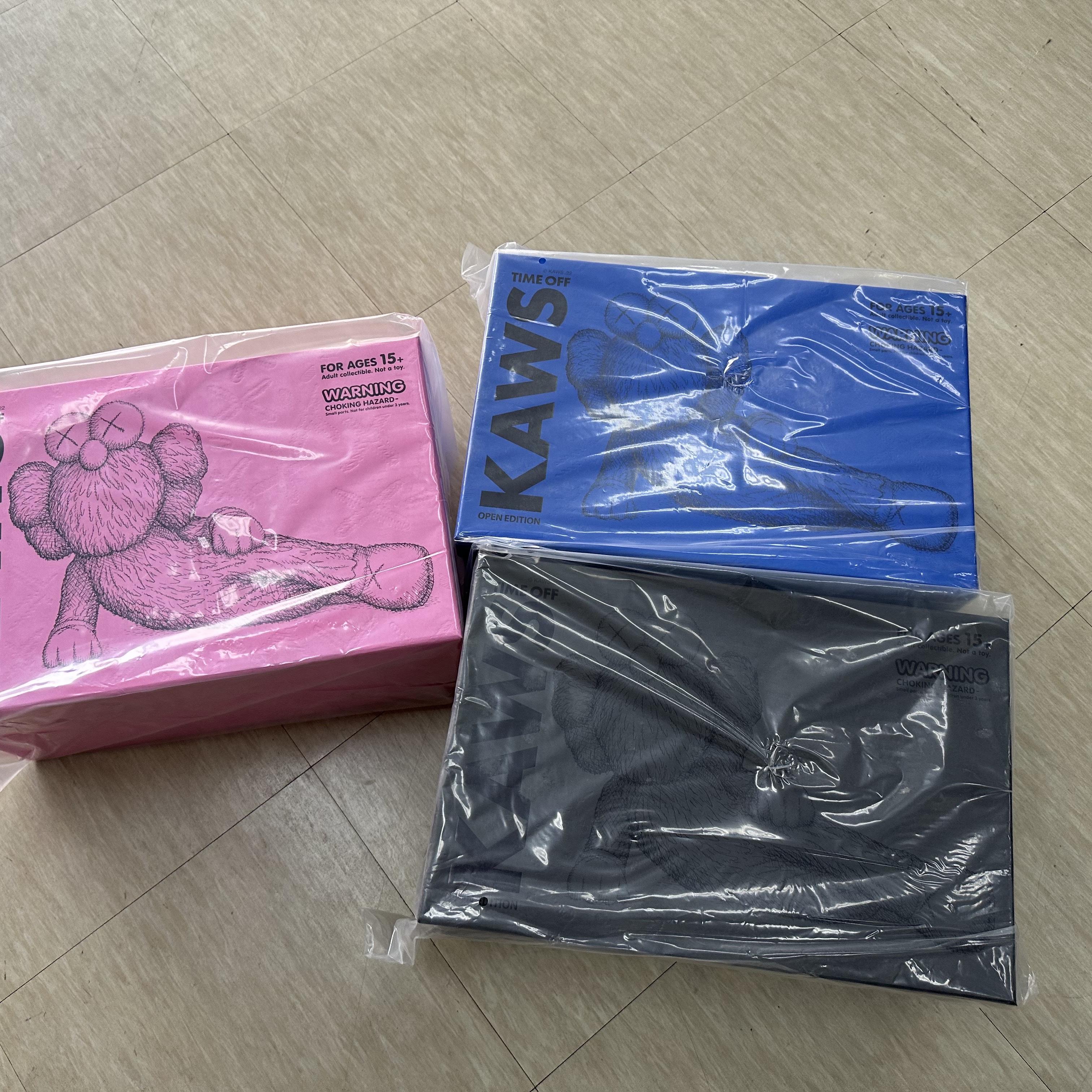 Kaws Time Off Vinyl Figure (Set of 3) 착용 스타일