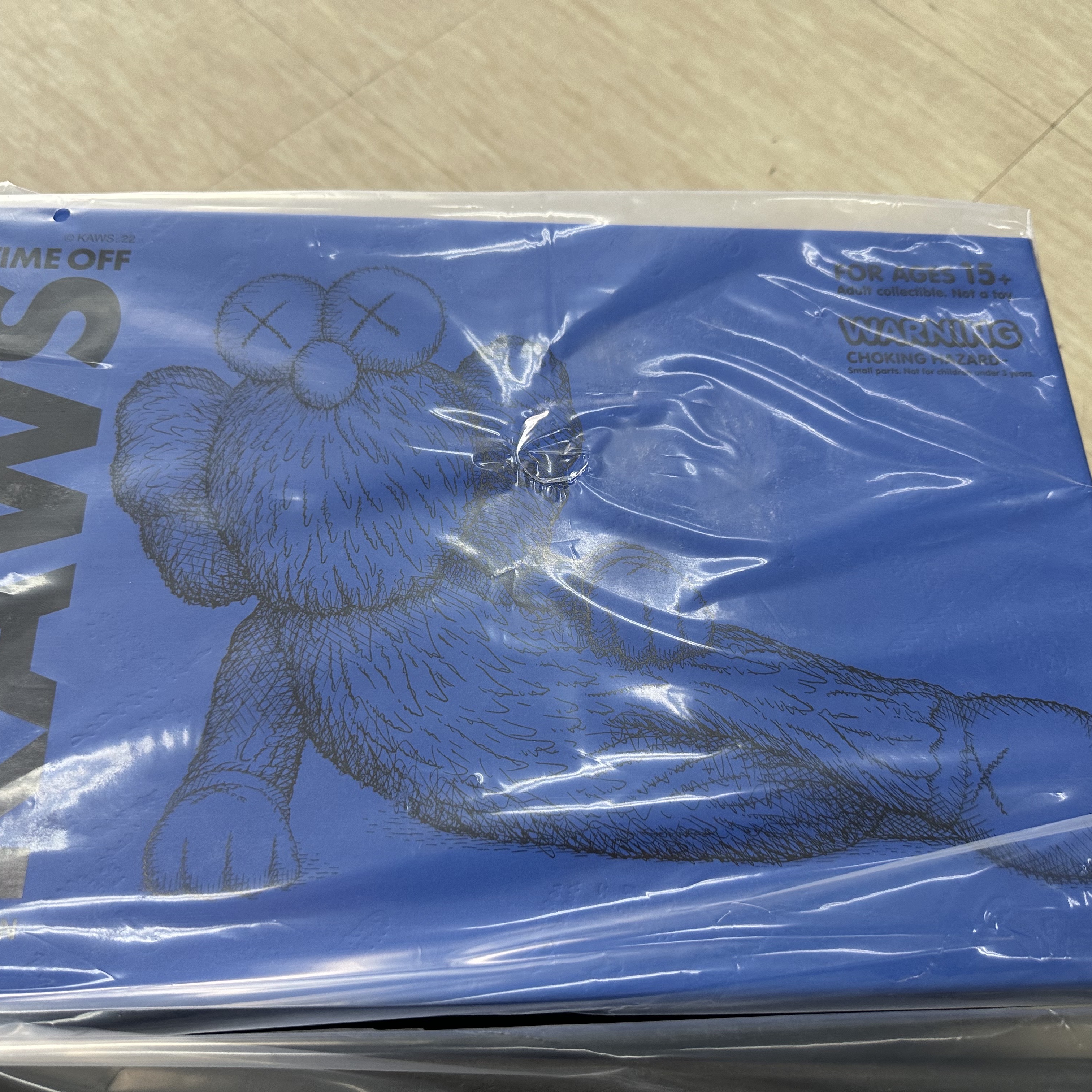 Kaws Time Off Vinyl Figure Blue 착용 스타일