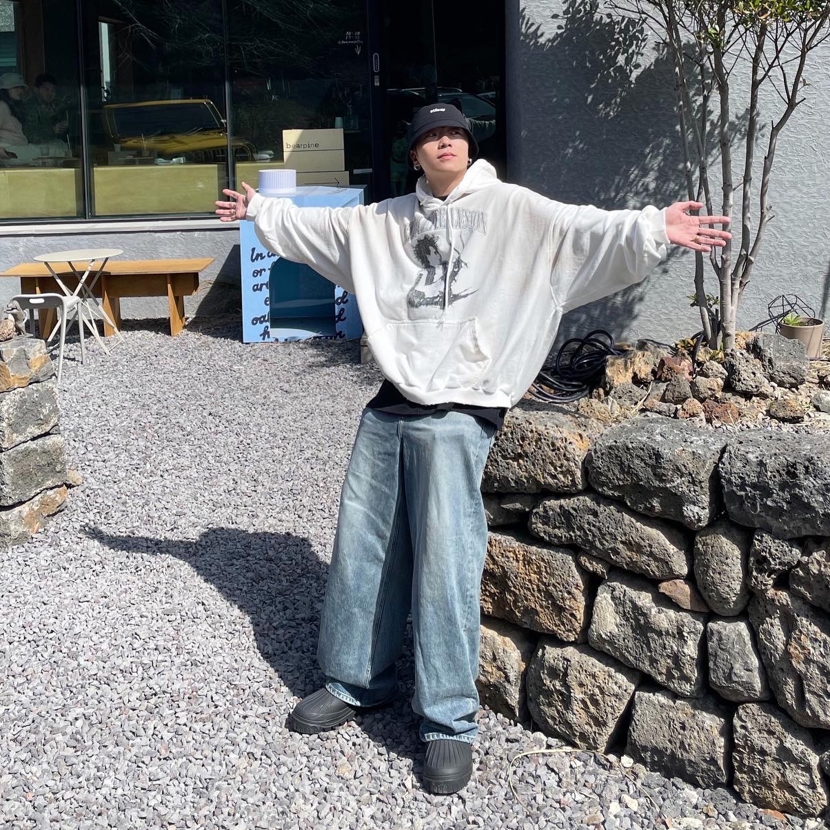 Project G/R x Atmos Etiquette Lesson Vintage Washed Hoodie White 착용 스타일 - 1