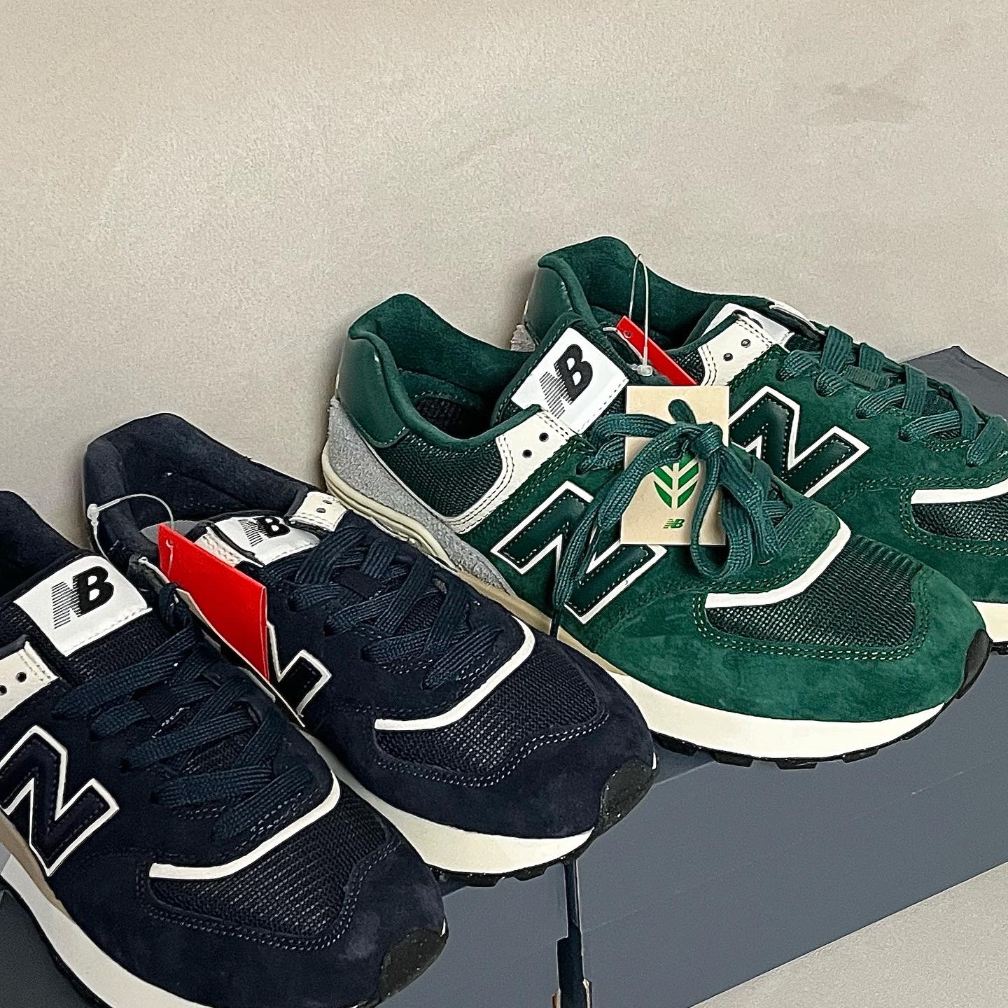 New Balance 574 Legacy Green, New Balance 574 Legacy Blue Navy 착용 스타일 - 1