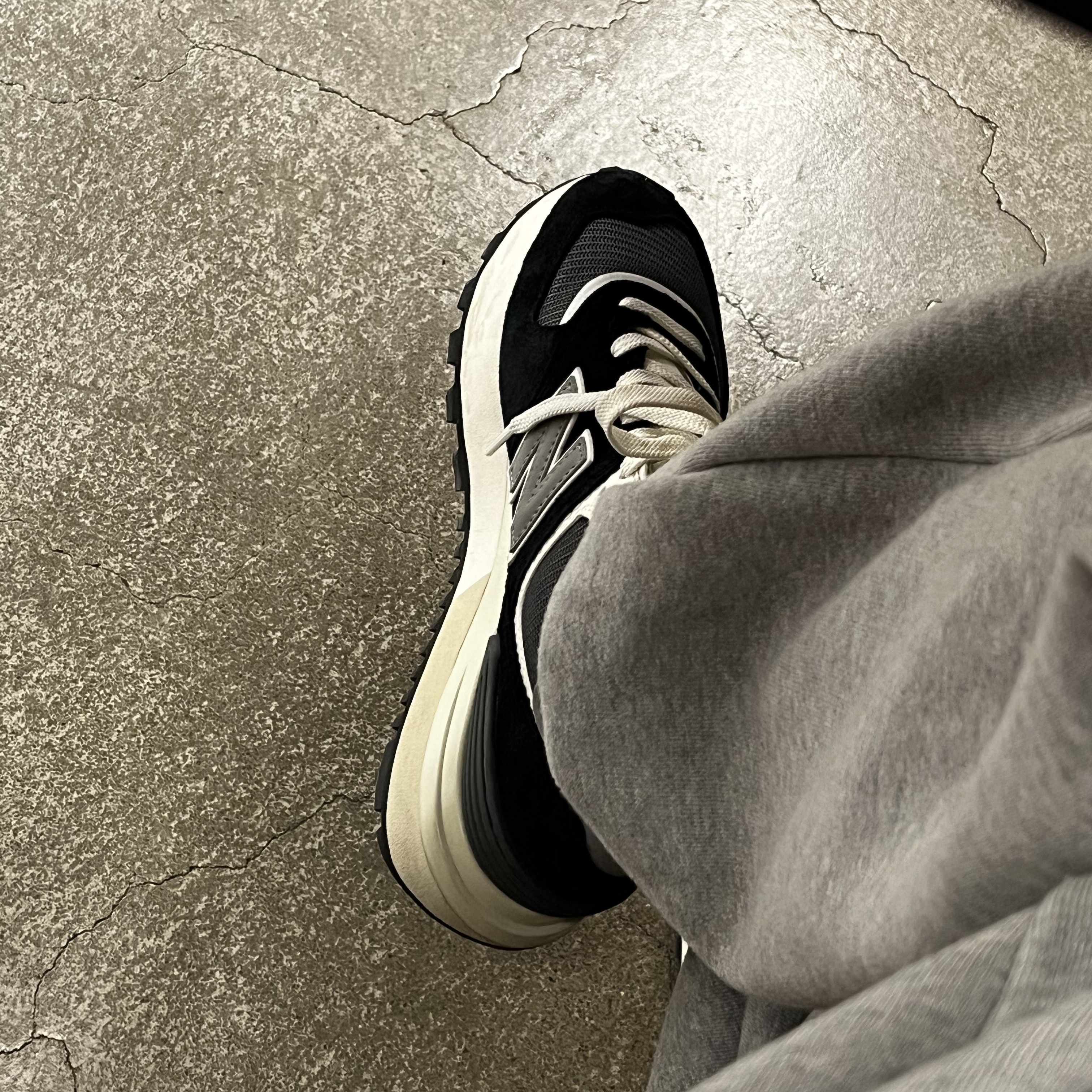 New Balance 574 Legacy Black 착용 스타일 - 2
