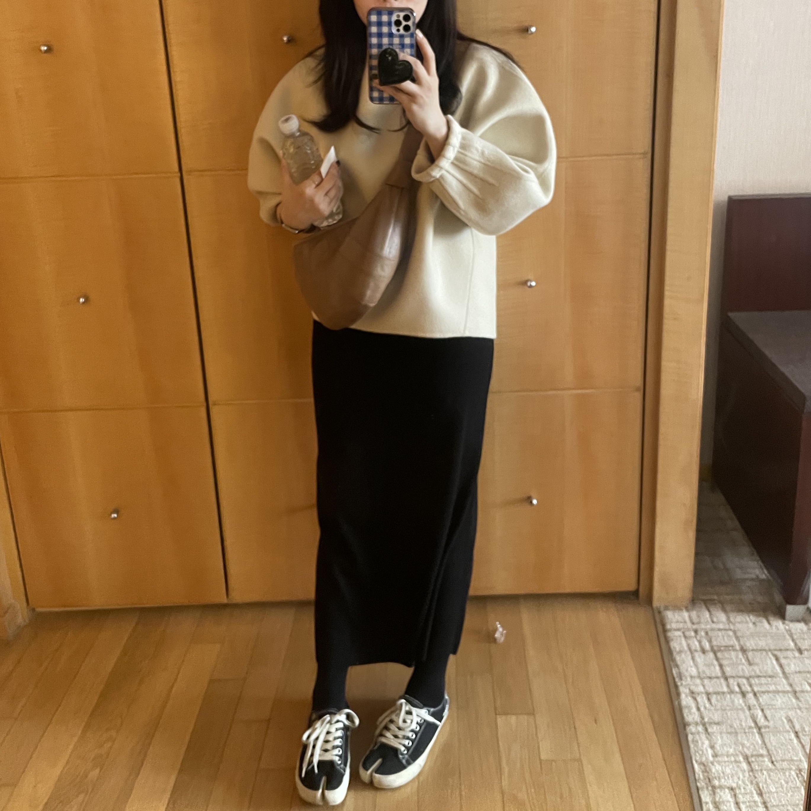 Lemaire Small Croissant Bag Soft Nappa Leather Safari Brown - Ssense Exclusive, (W) Maison Margiela Tabi Low Canvas Sneakers Black 착용 스타일