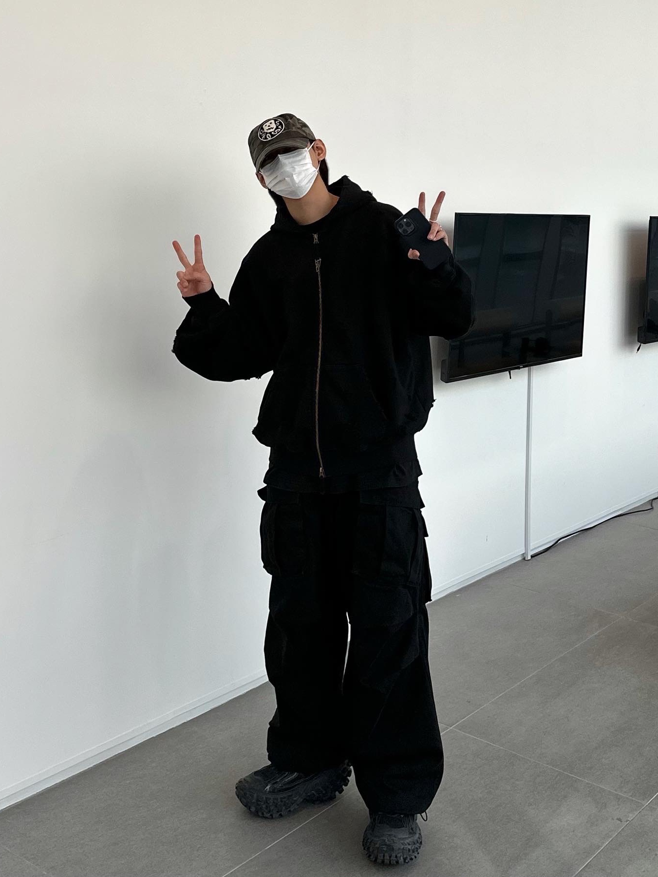 Undermycar Otter Oversized Damage-Washed Hood Zip-Up Sepia - 22FW, Balenciaga Defender Sneakers Black 착용 스타일 - 1