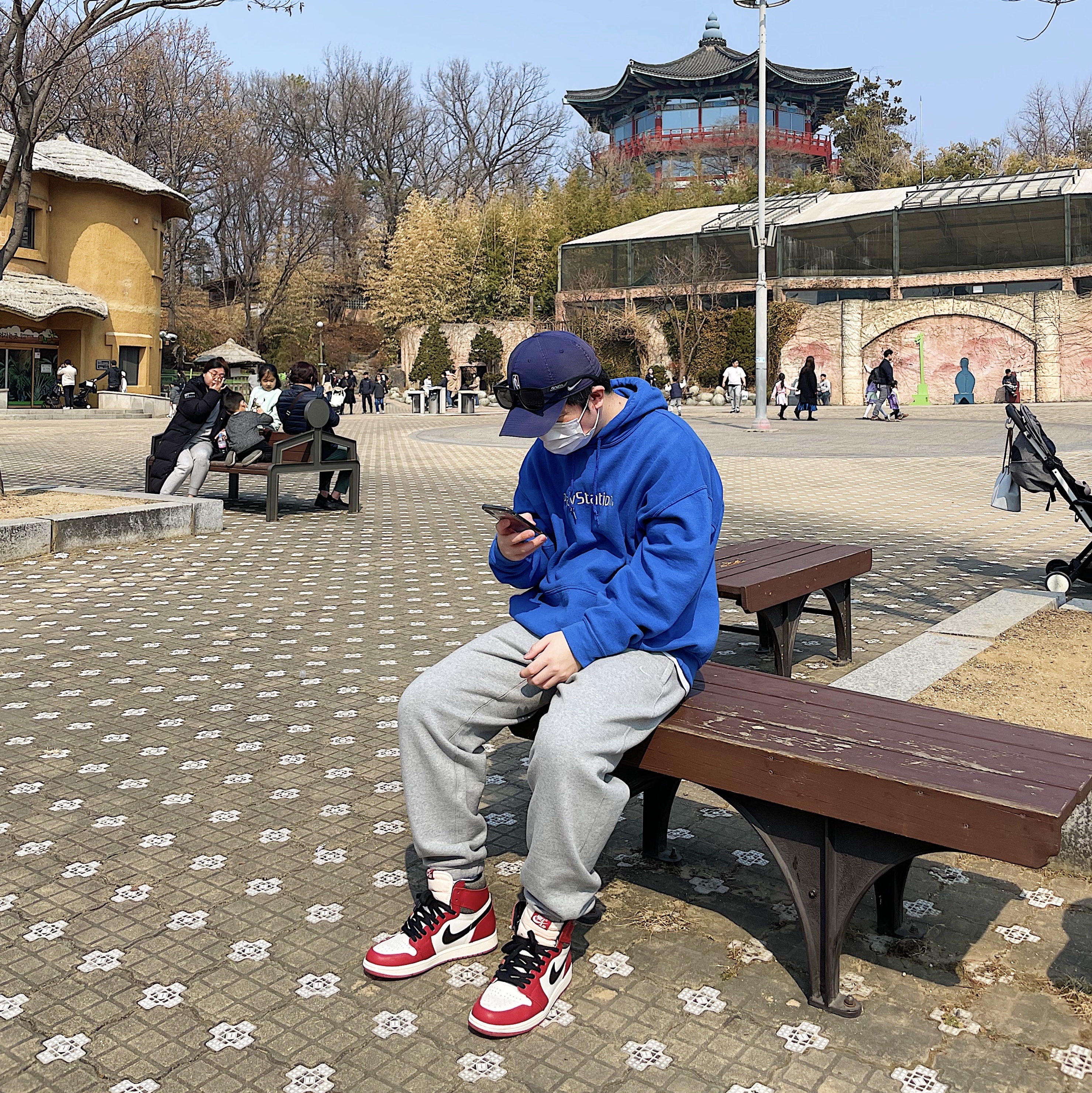 Jordan 1 Retro High OG Chicago 2022, Nike x Stussy NRG Fleece Pants Dark Grey Heather (DO9340-063) 착용 스타일 - 1