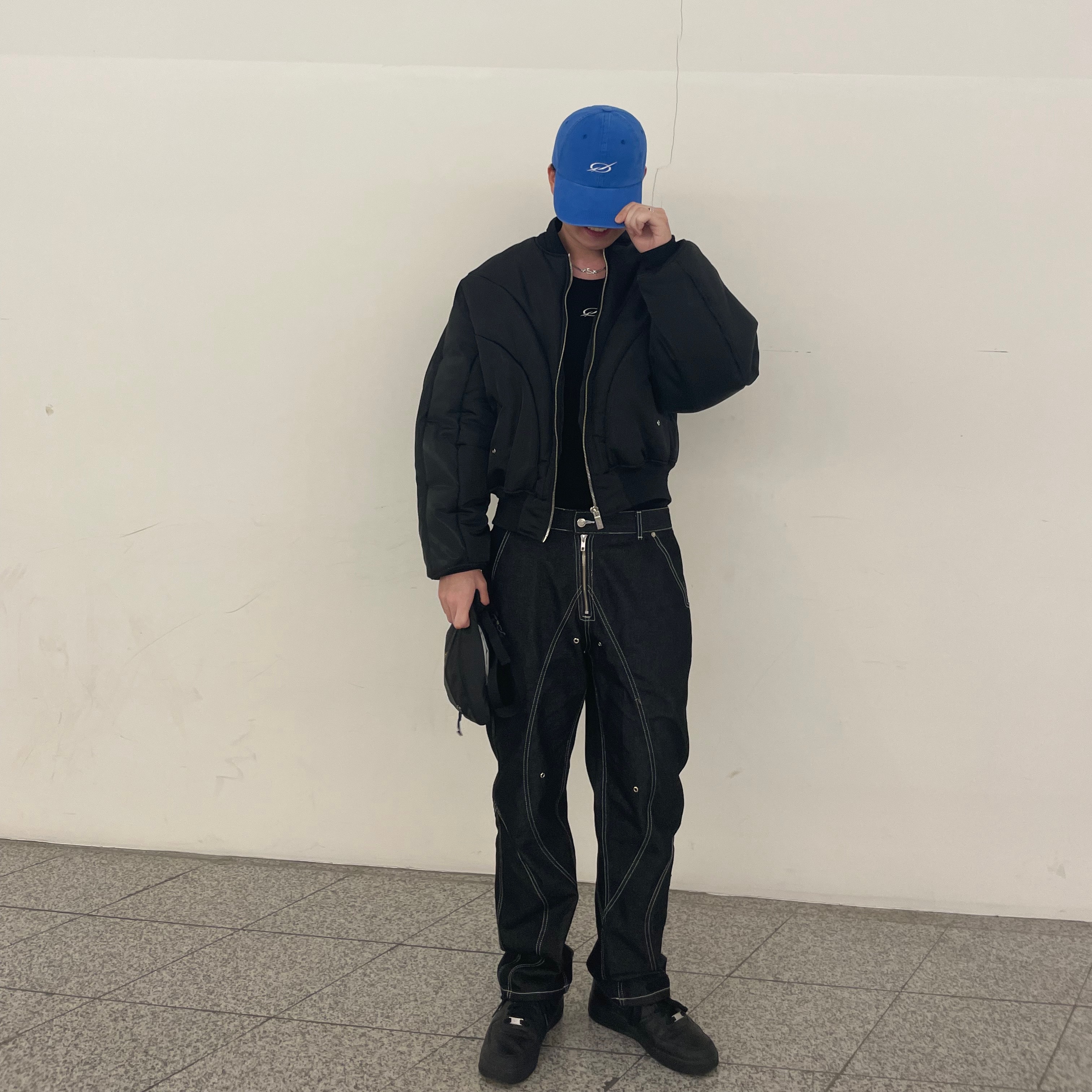 Nike Air Force 1 '07 Low Triple Black, Arc'teryx Mantis 2 Waistpack 24K Black 착용 스타일