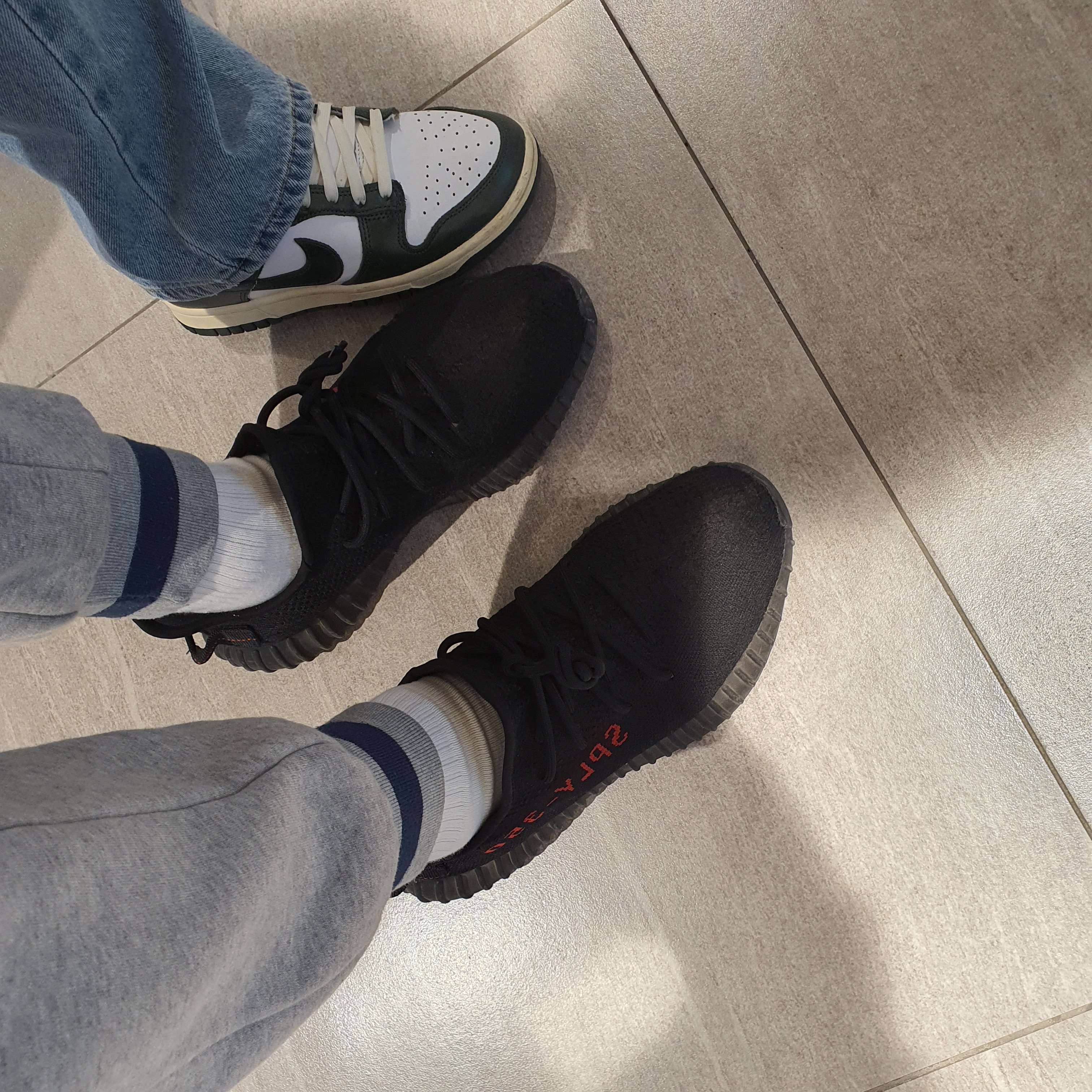 Adidas Yeezy Boost 350 V2 Black Red 2020, (W) Nike Dunk Low Vintage Green 착용 스타일
