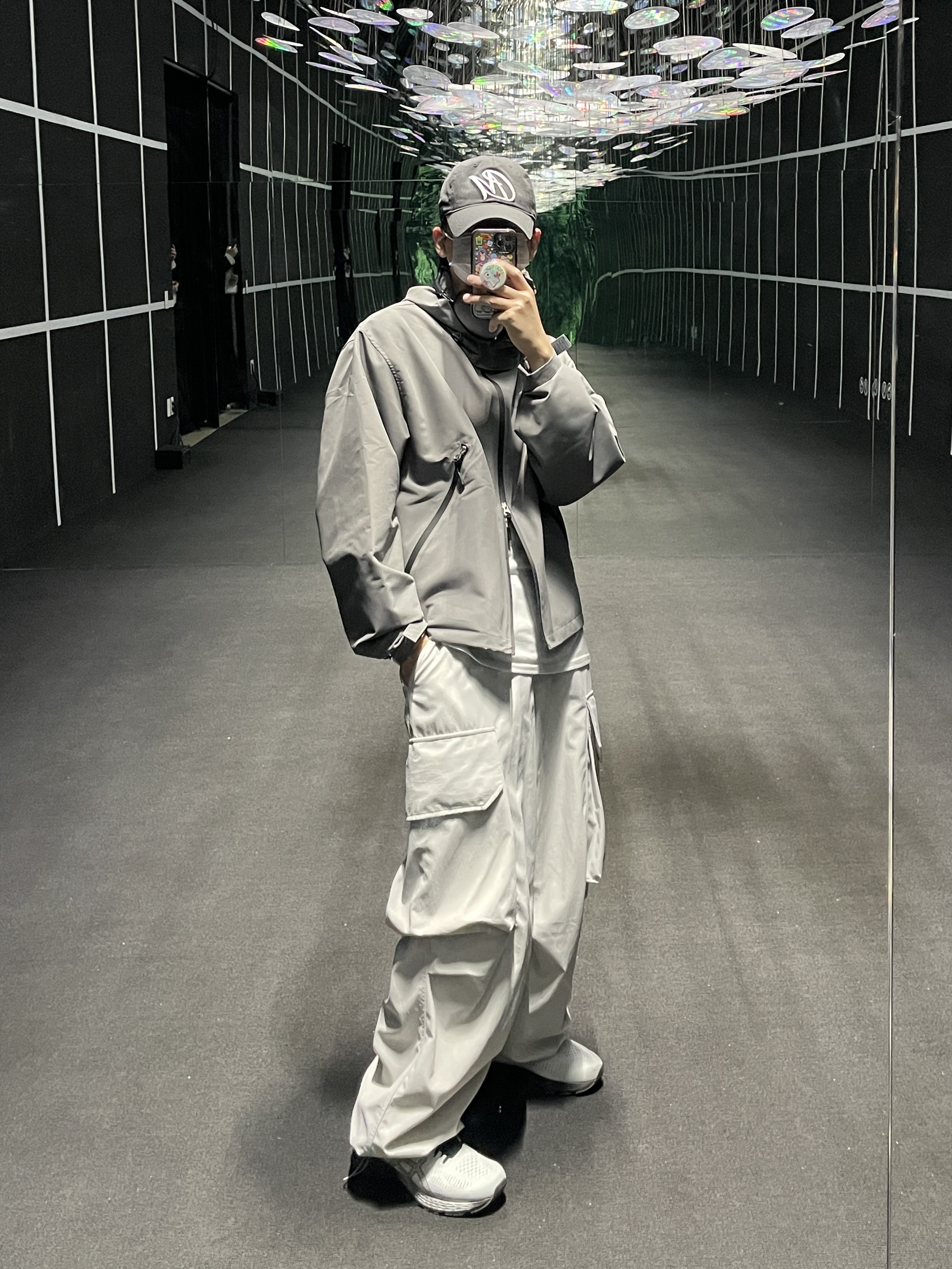 Asics Gel-Kayano 25 Glacier Grey, Apple AirPods Max Lightning Space Gray (Korean Ver.) 착용 스타일 - 2